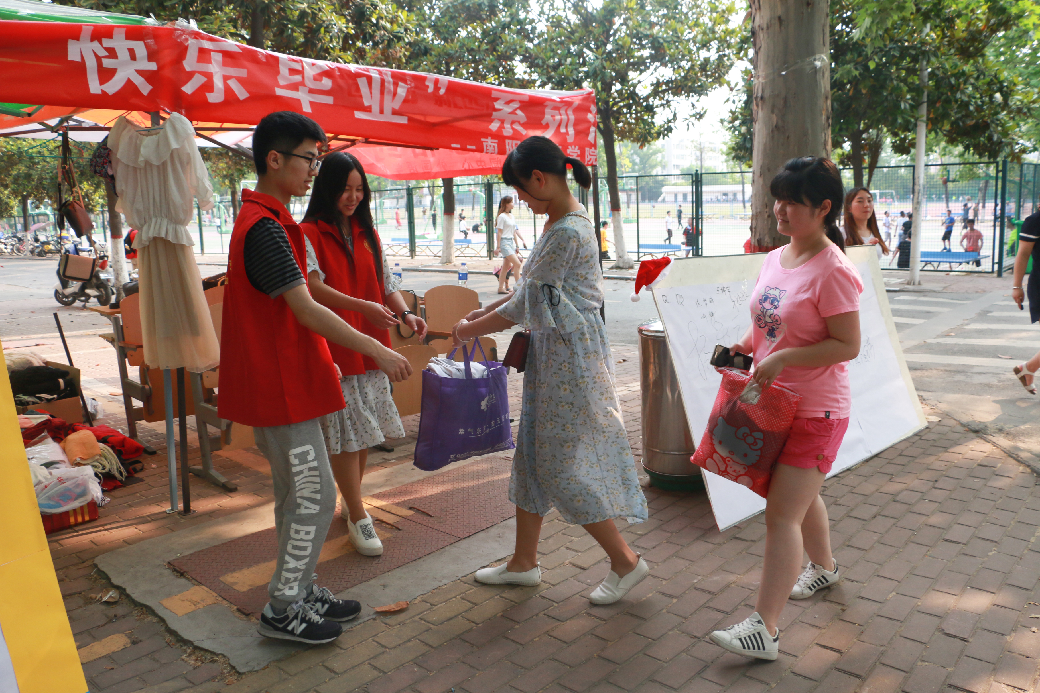 2学生积极捐赠物品.JPG