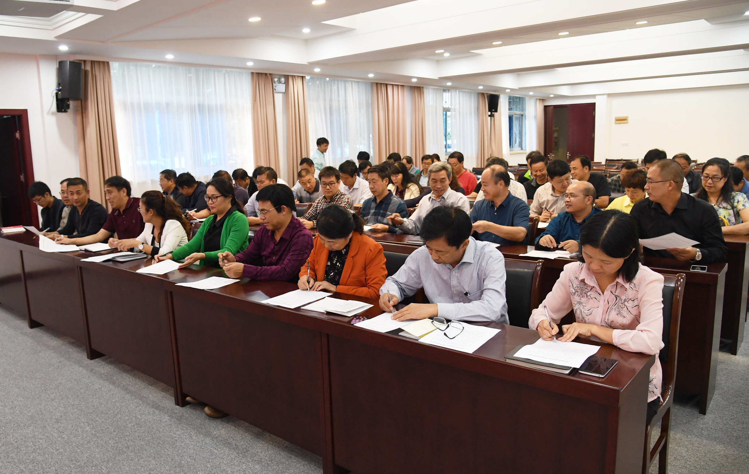 4与会党员干部签订《Beat365官网党员干部移风易俗承诺书》.JPG