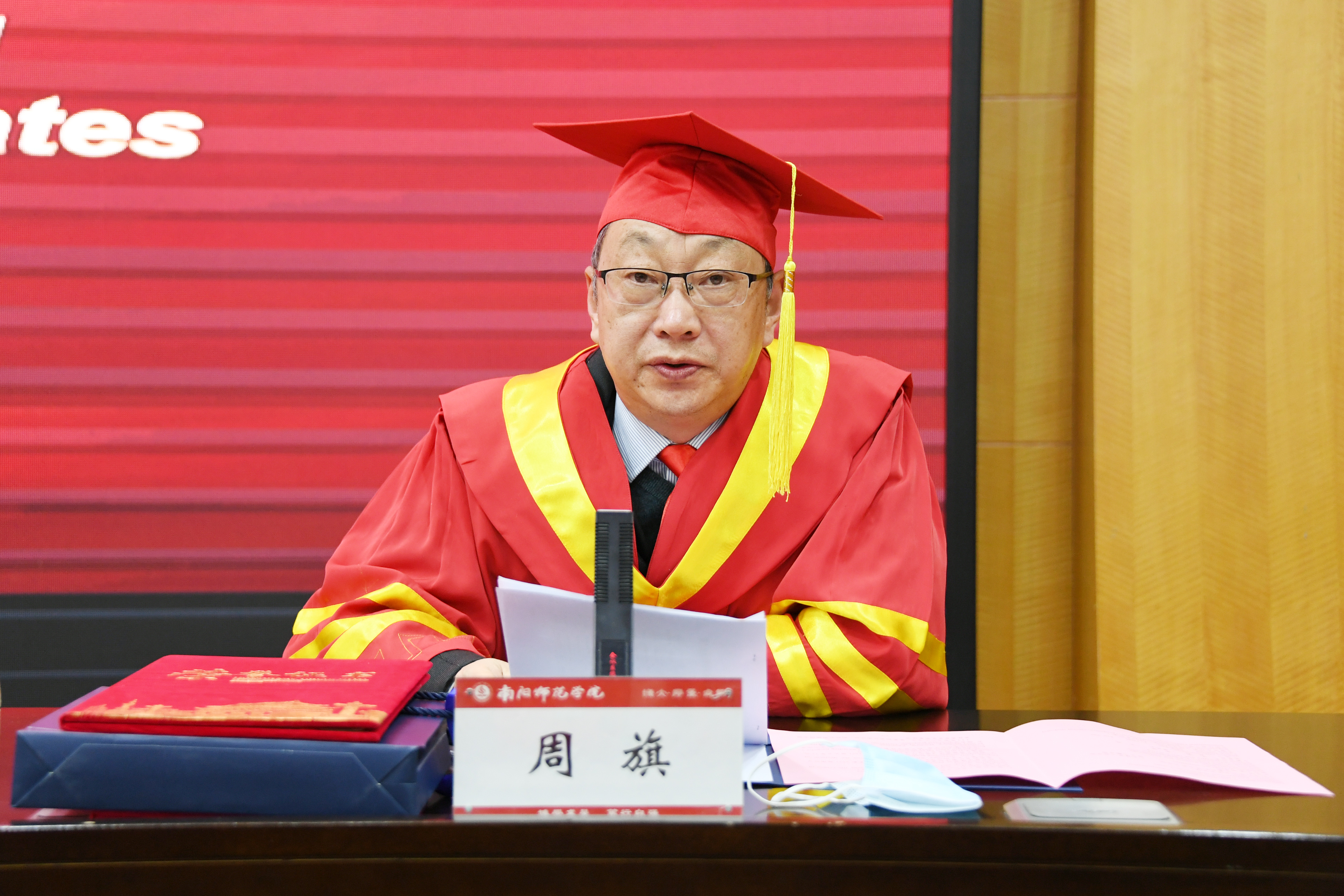 5副校长周旗宣读《Beat365官网关于授予2021届大卫等11位普通本科国际毕业生学士学位的决定》.jpg