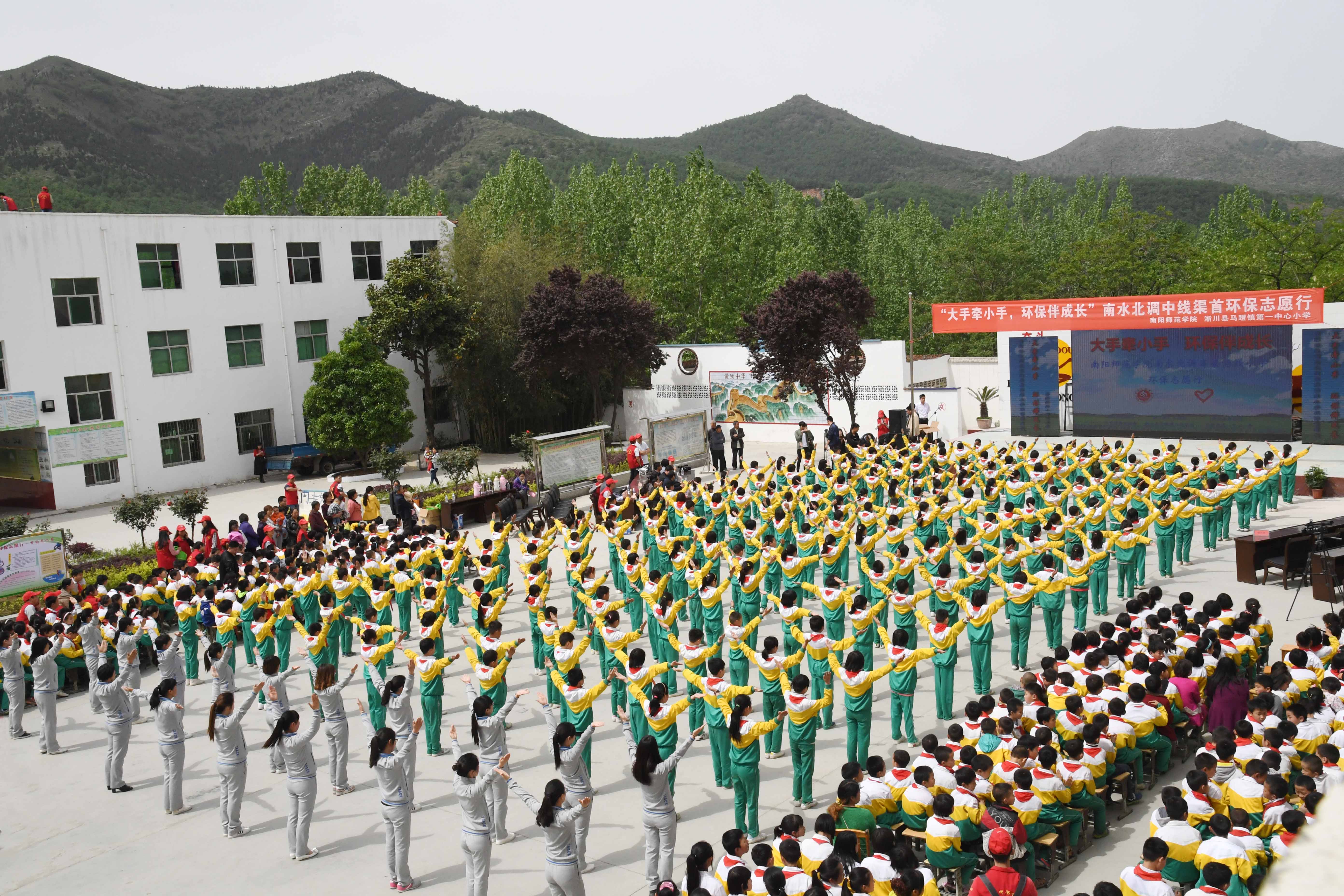 4马蹬镇第一中心小学学生表演《弟子规》韵律操.JPG