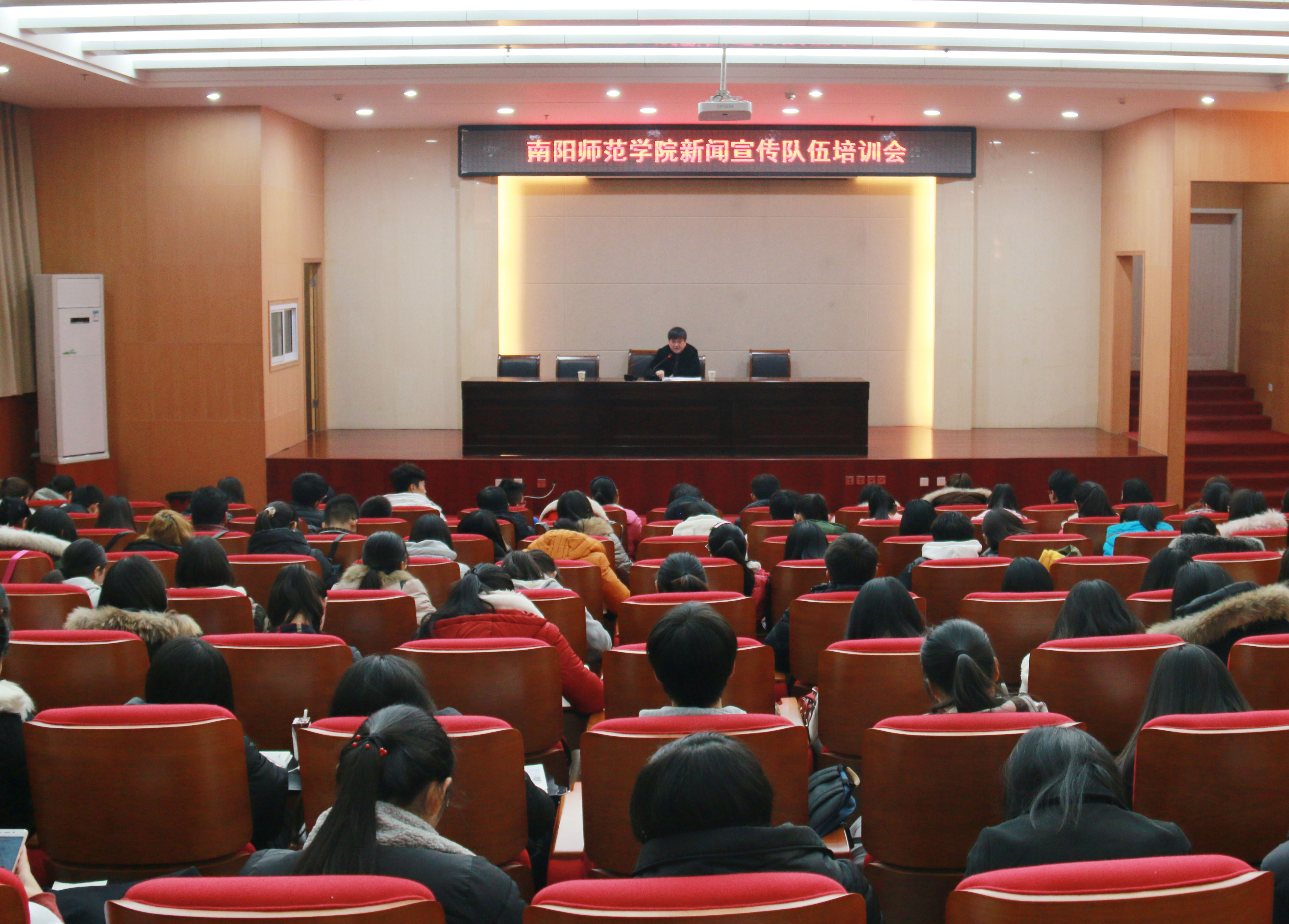 2《南阳晚报》总编辑贾东民担任主讲.JPG