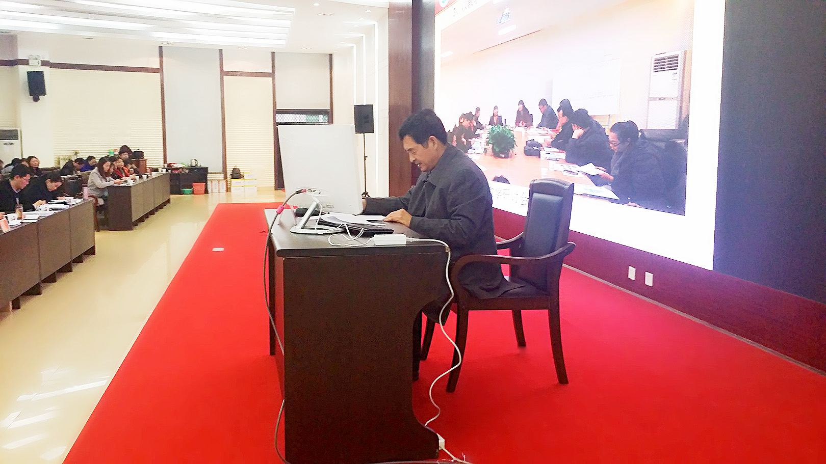 1校领导刘明阁做汇报发言.jpg