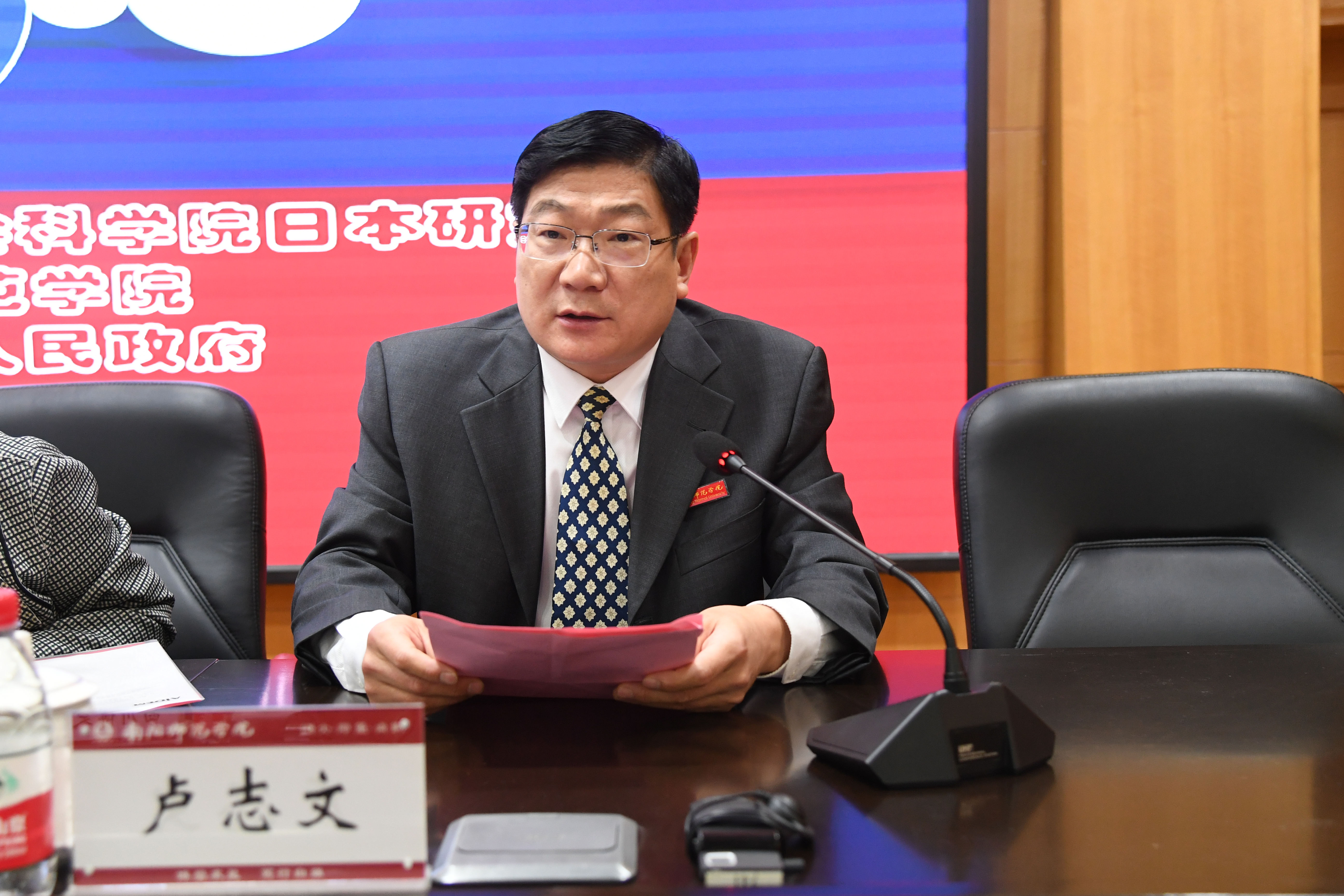 Beat365官网校长卢志文主持开幕式.jpg