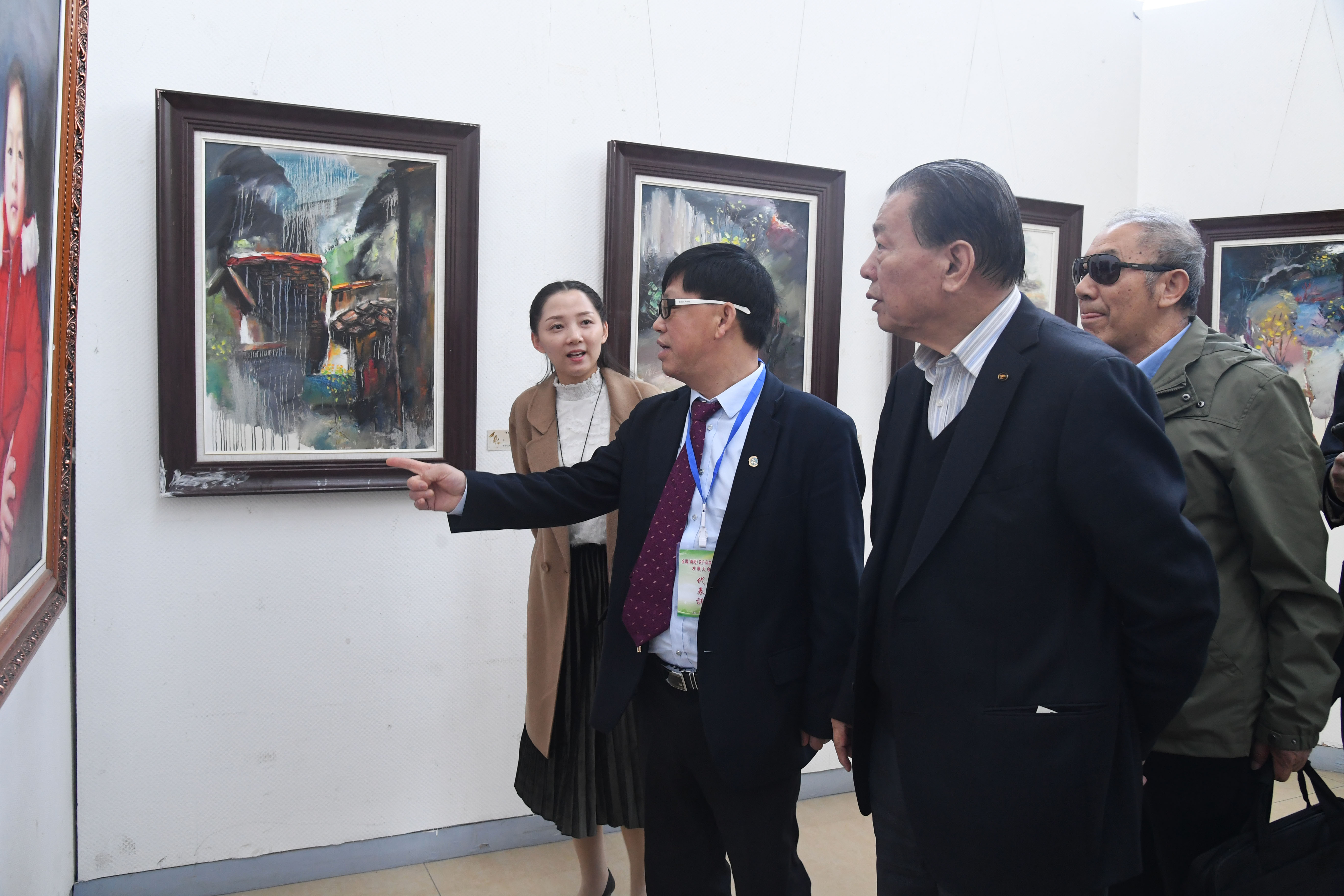 宋树有等参观Beat365官网书画展.JPG