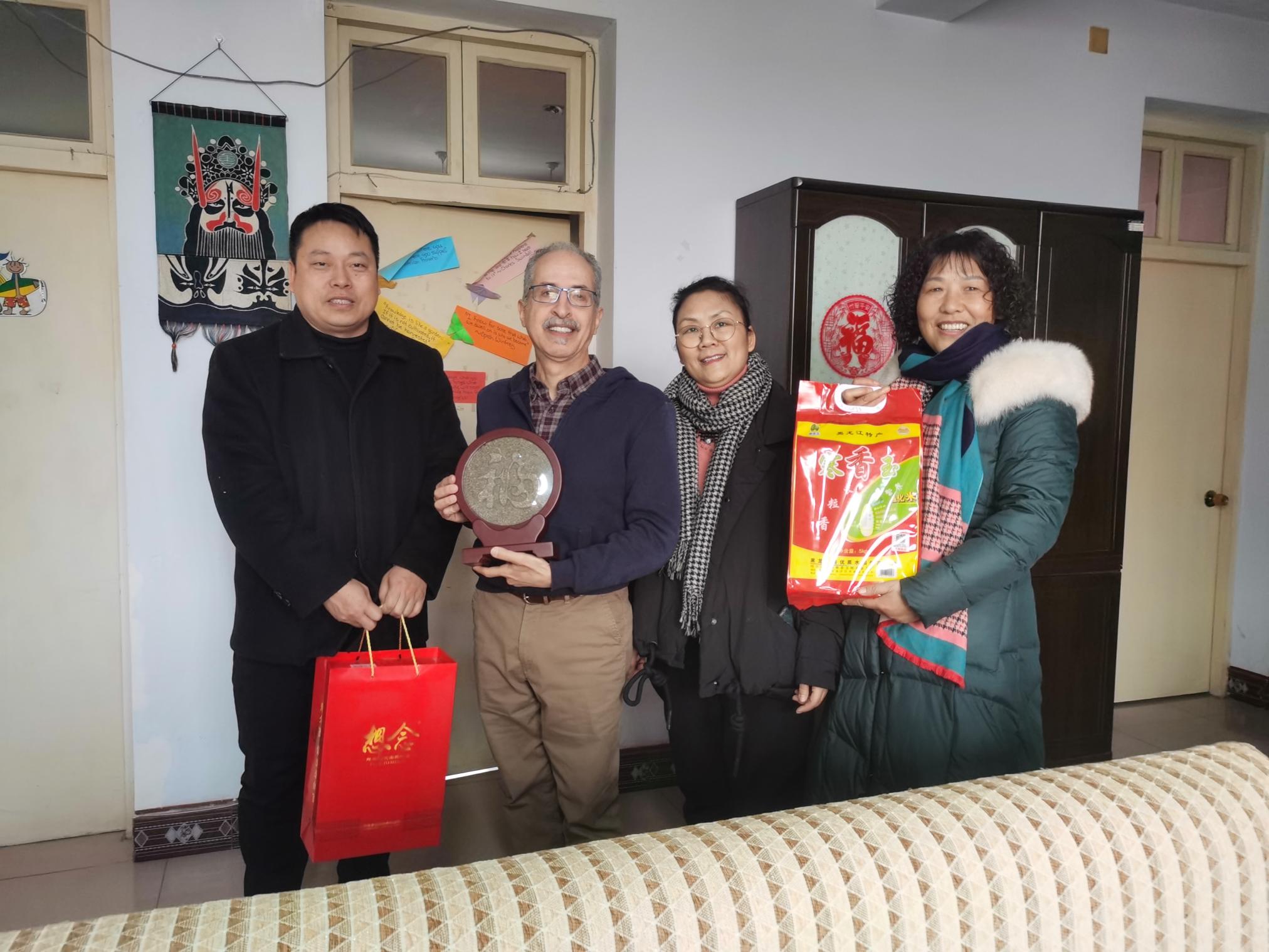 1慰问现场.jpg