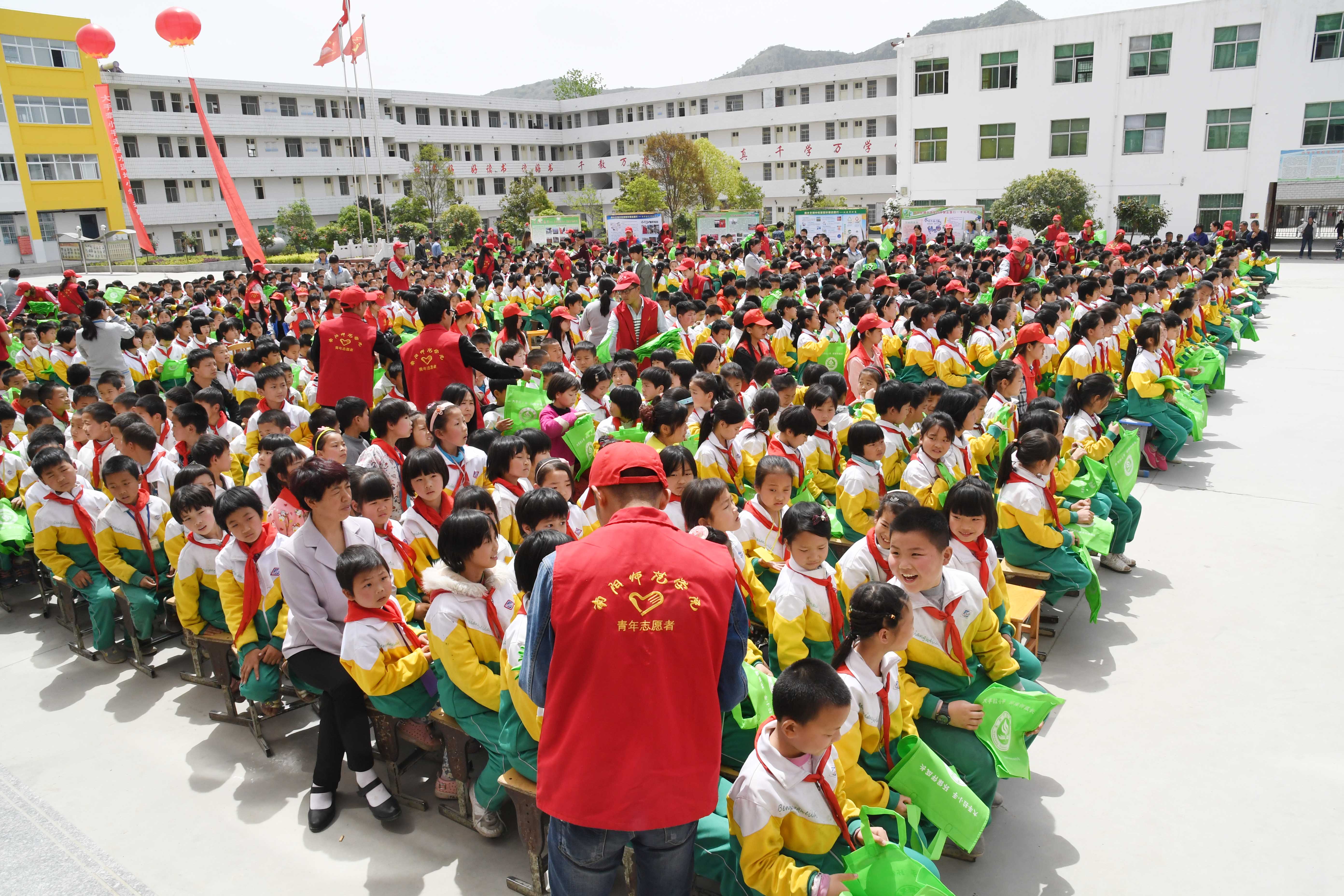 8环保志愿者们向小学生发放布艺环保袋、文具袋.JPG