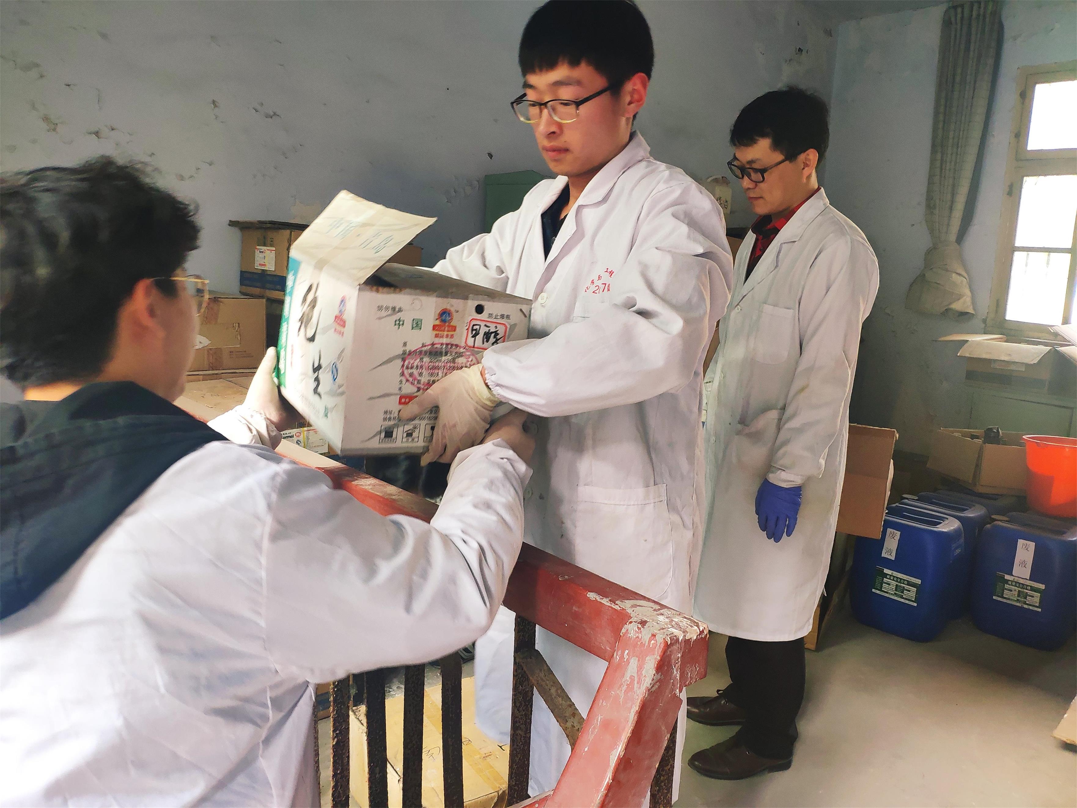 化学与制药工程学院在化学楼开展实验助手志愿活动.jpg