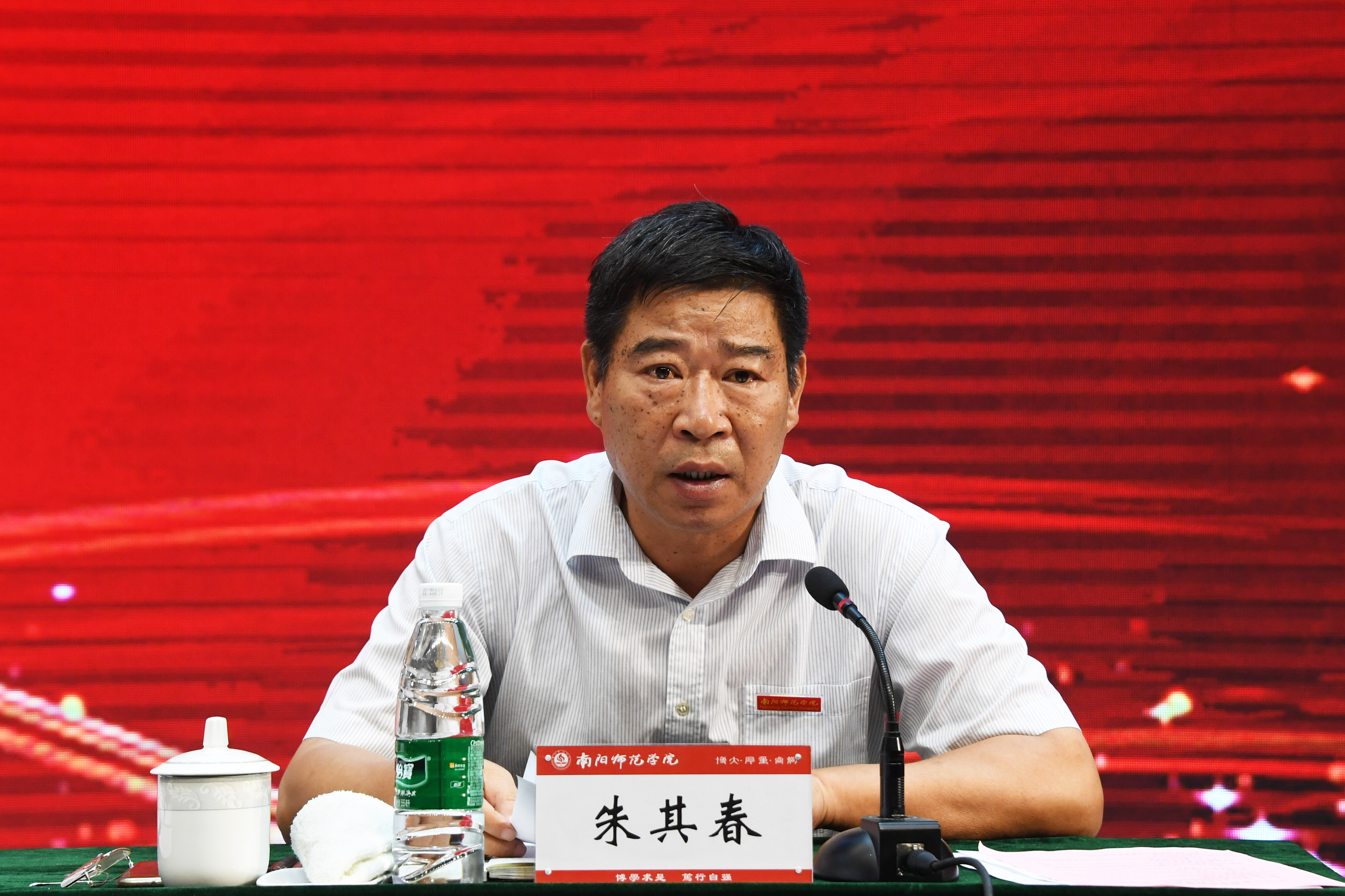 7工会主席朱其春宣读《Beat365官网关于对2019年度从事教育工作满三十年教职工颁发荣誉证书及纪念章的决定》.jpg