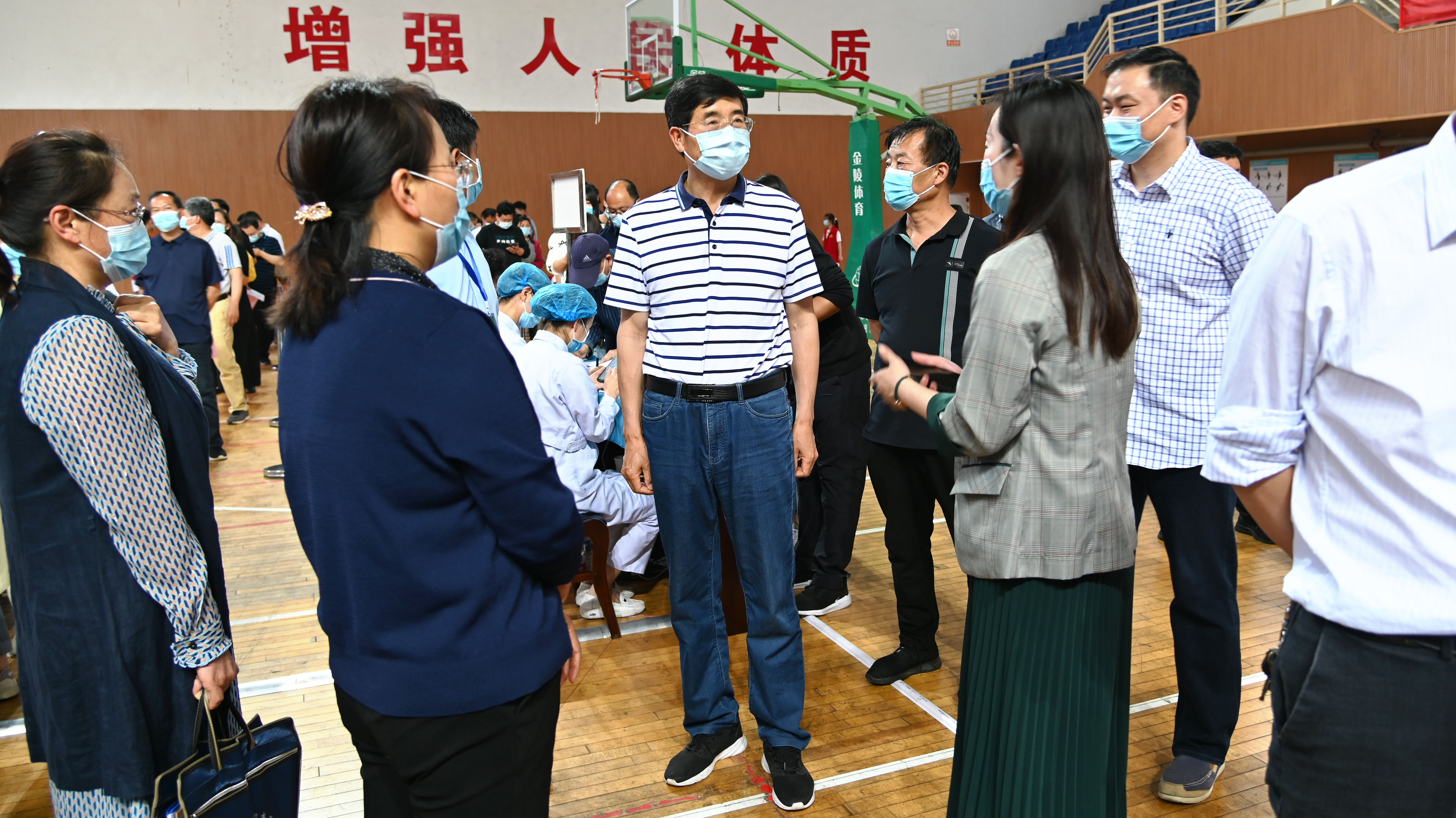 1.省新冠肺炎疫情防控和新冠病毒疫苗接种调研工作指导第五小组领导视察Beat365疫苗接种工作.jpg