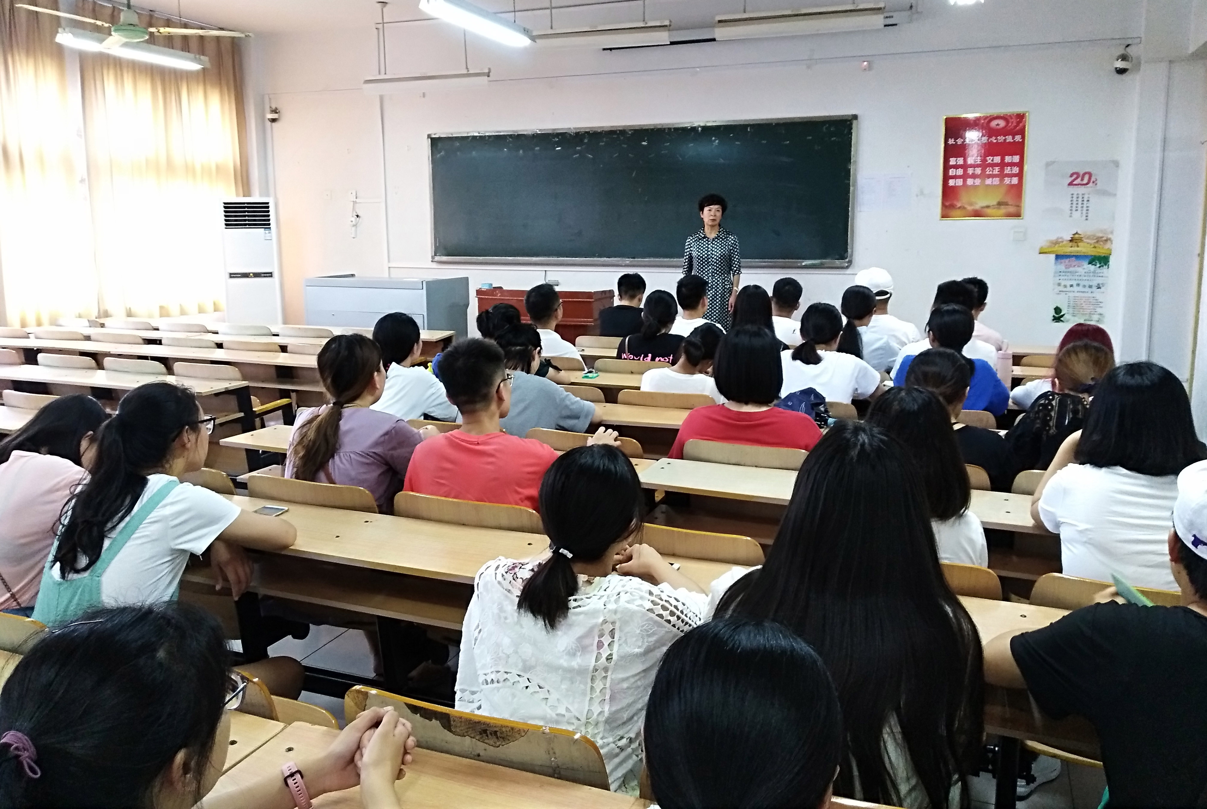 马克思主义学院学生党支部举行“不忘初心，牢记使命”主题党日活动.jpg