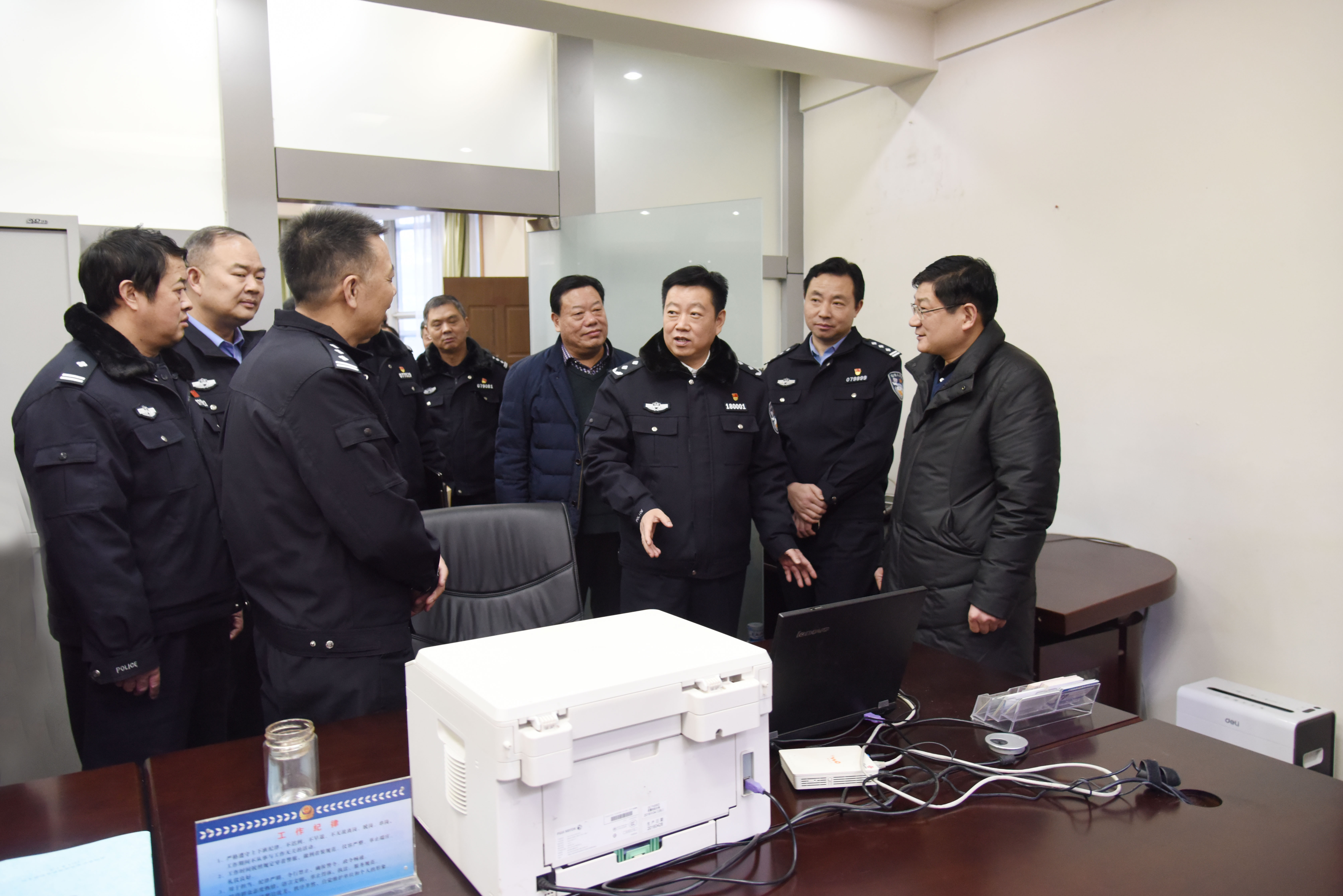 戚绍斌一行查看Beat365维稳安保基础设施建设情况.JPG