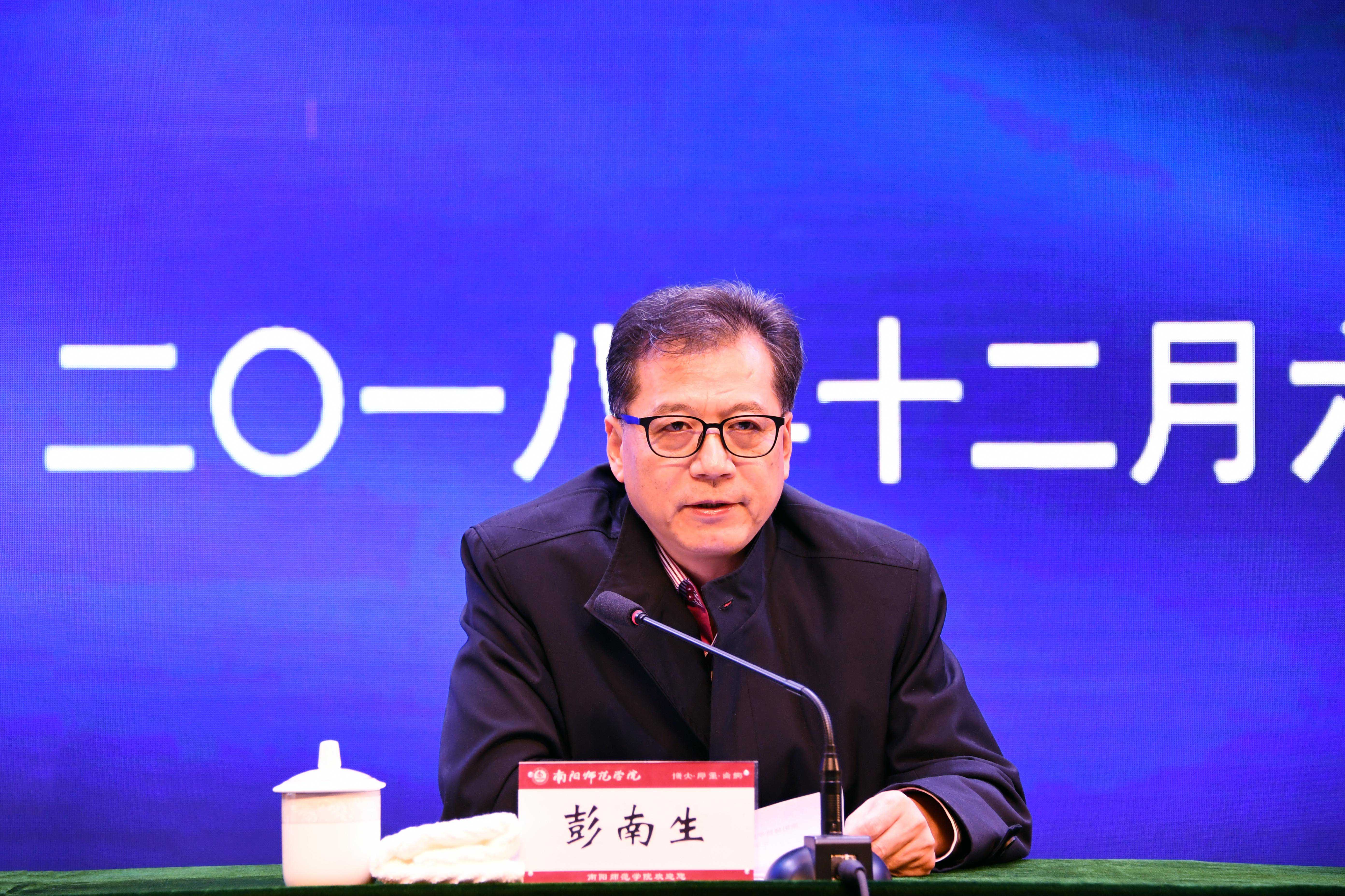 2教育部审核评估专家组组长、华中师范大学副校长彭南生教授代表专家组向Beat365反馈本科教学工作审核评估整体情况.JPG