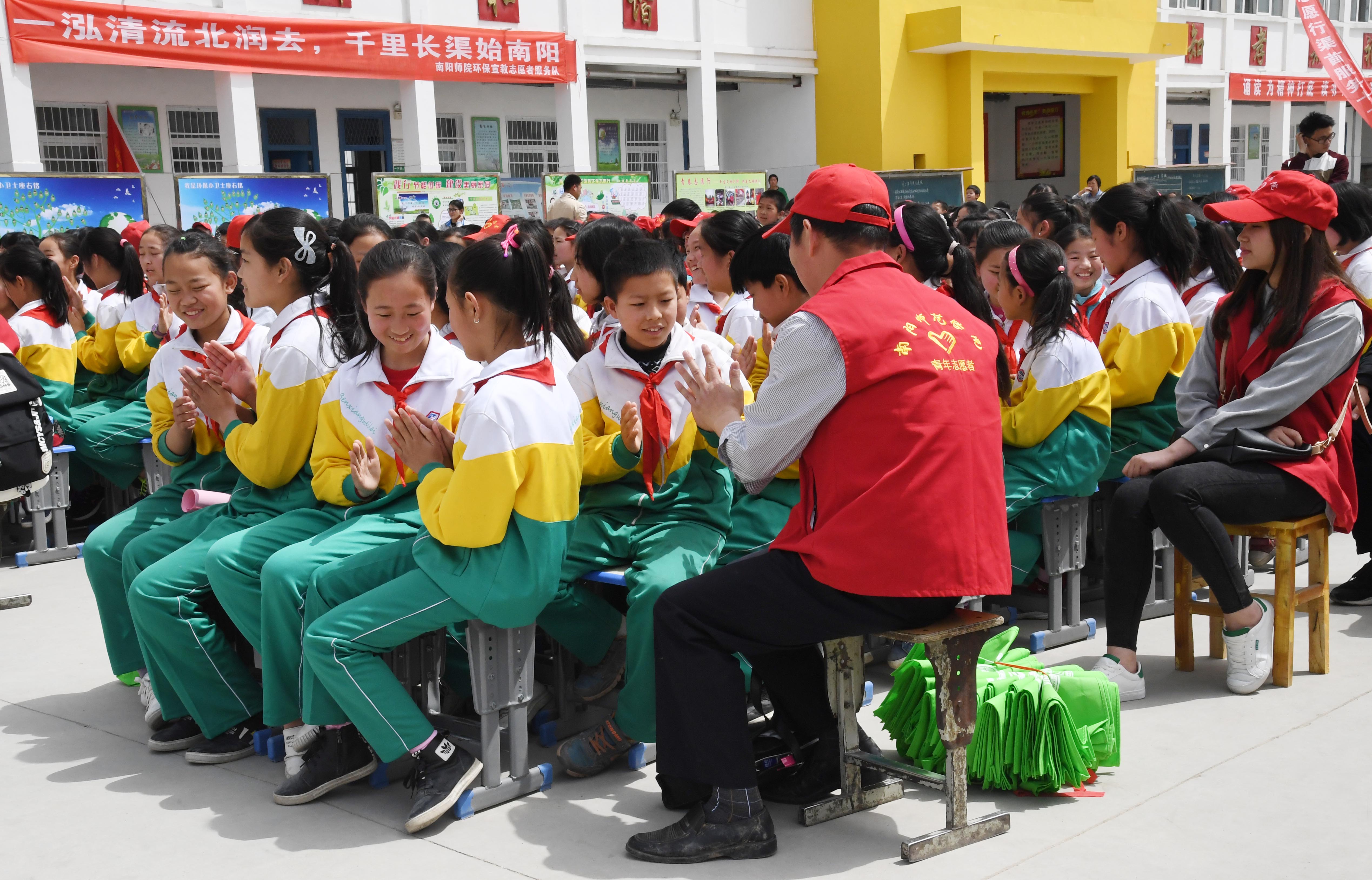 6环保志愿者们与孩子们快乐互动.JPG