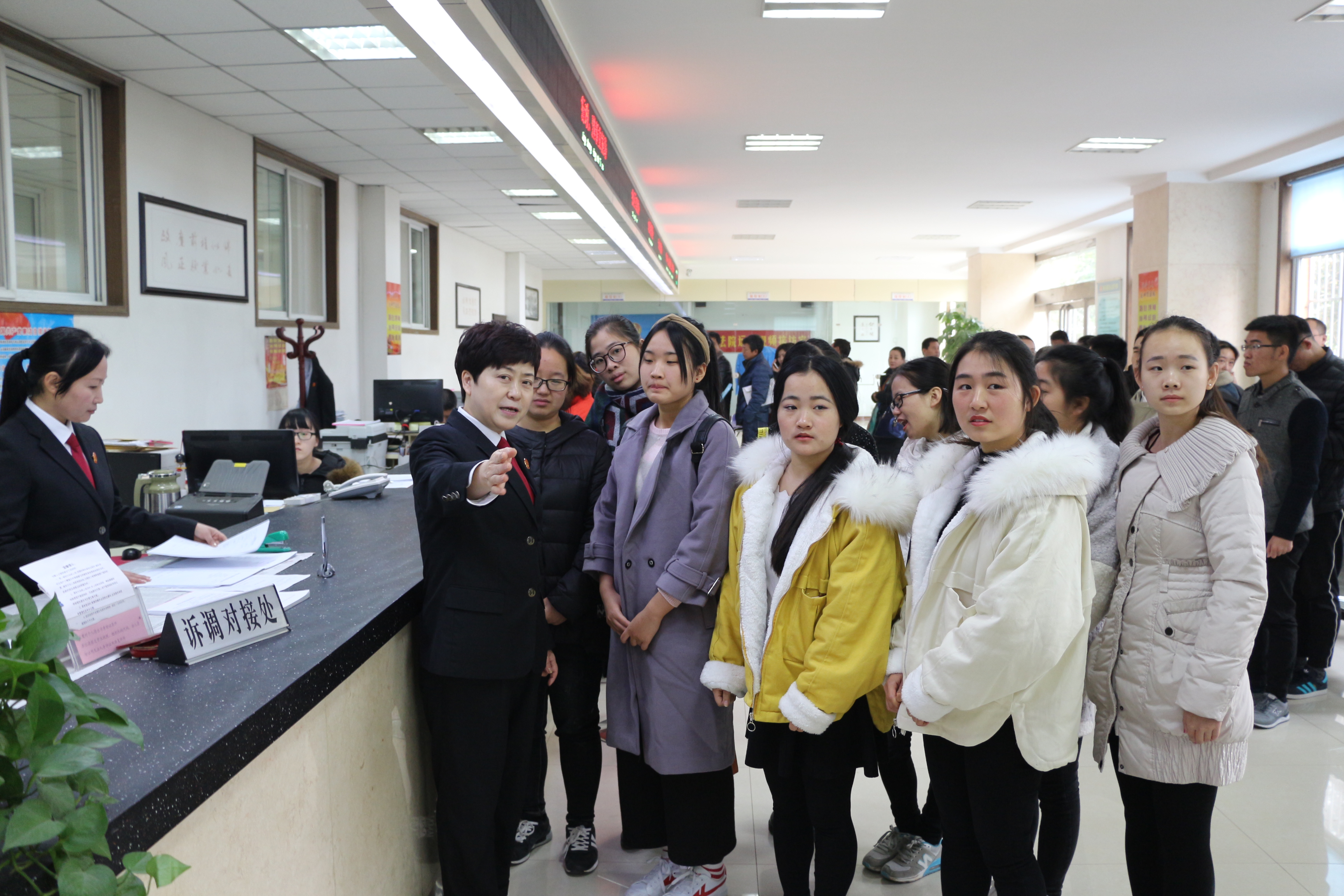 法学院学子在校外实践教育基地卧龙区人民法院进行课程实习.jpg