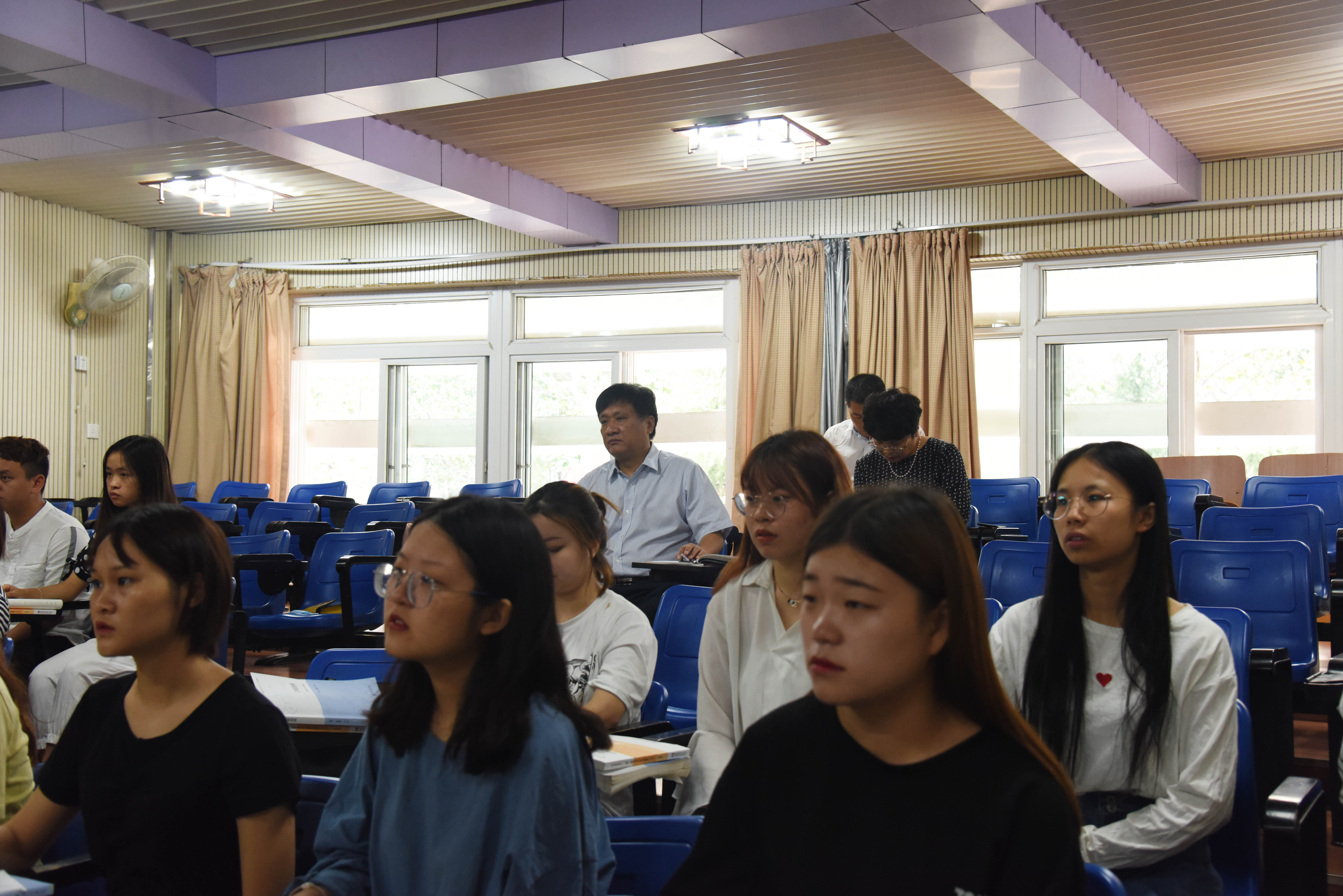 1党委书记黄荣杰到音乐学院听课.JPG