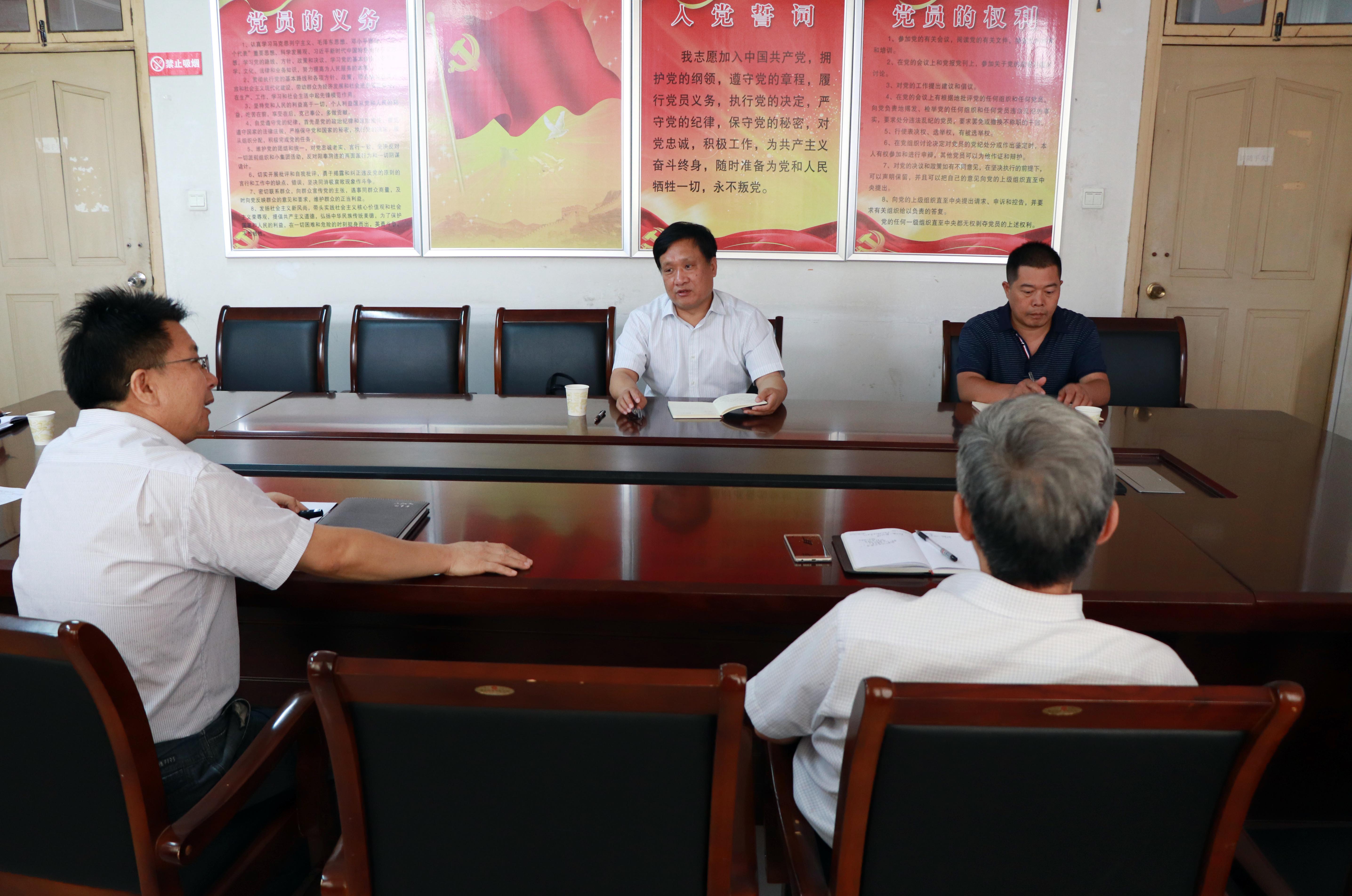 4党委书记黄荣杰在文史学院听取汇报.JPG