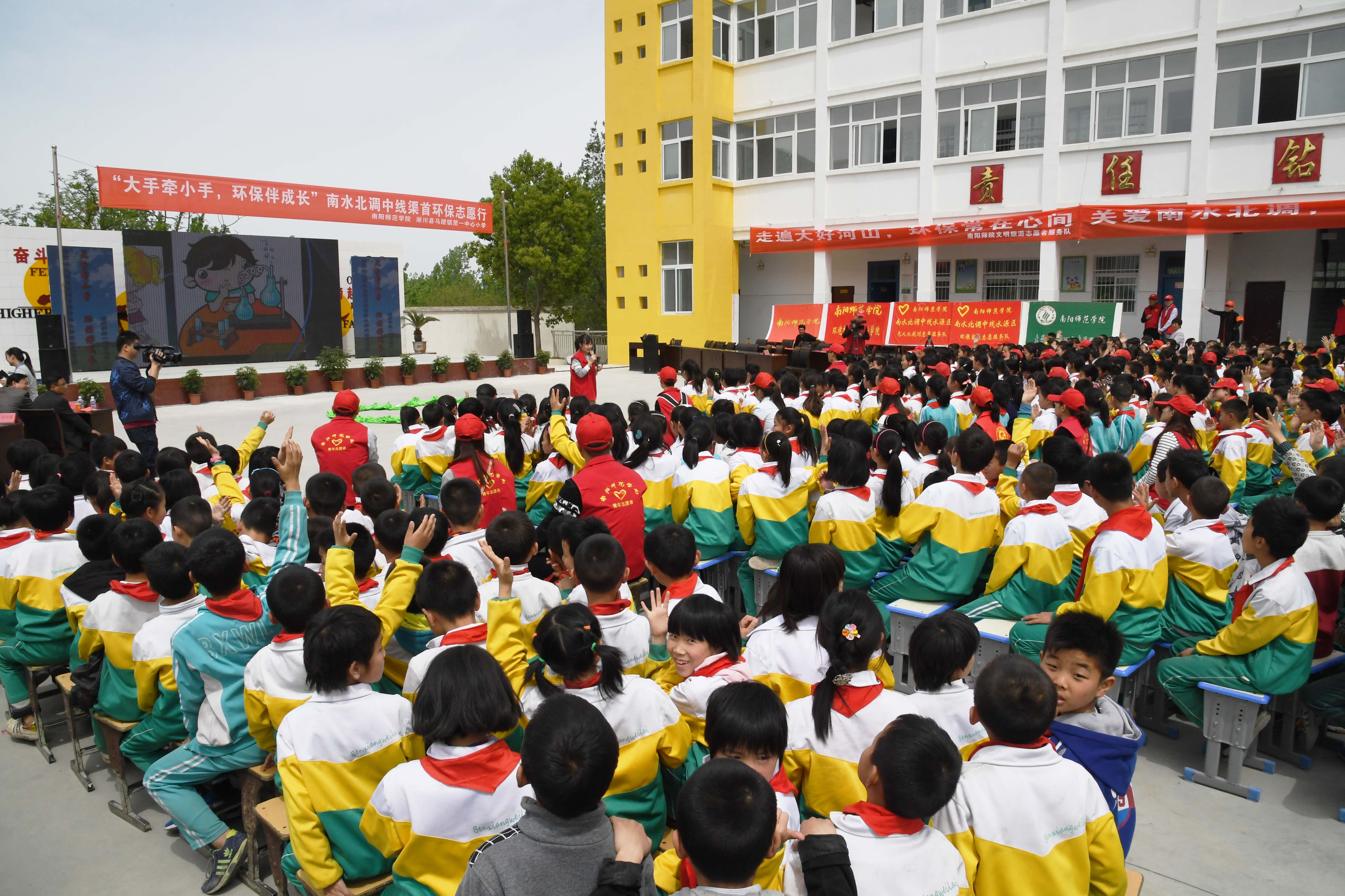 5环保志愿者们为马蹬镇第一中心小学的孩子们上环保公开课.JPG