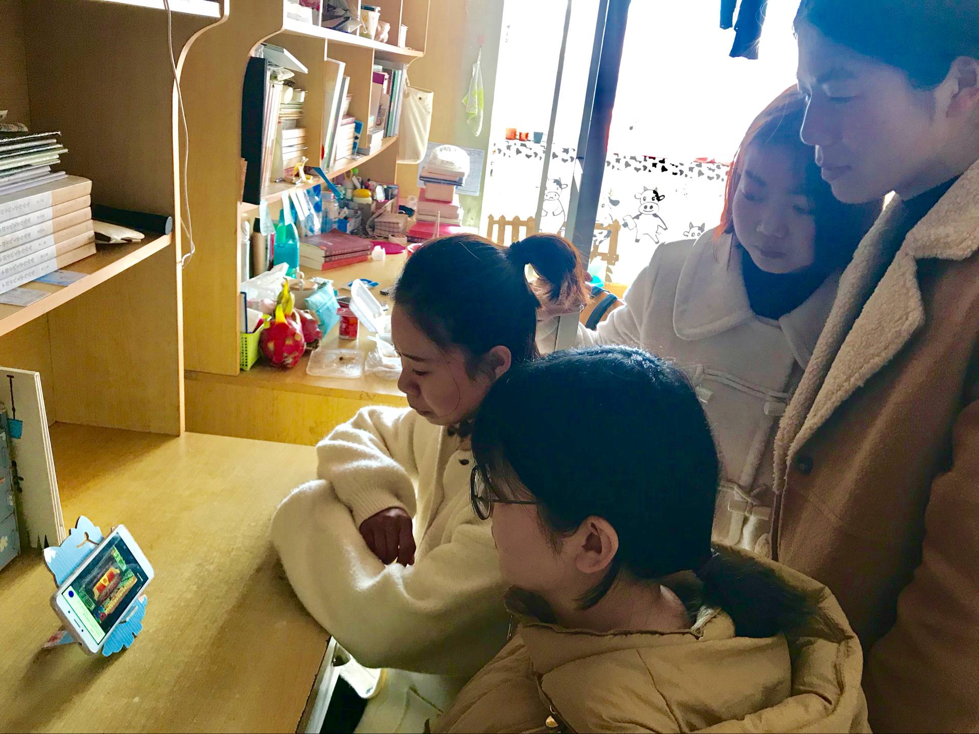 2师院学生在宿舍观看第十三届全国人民代表大会第一次会议开幕会网络直播.jpg
