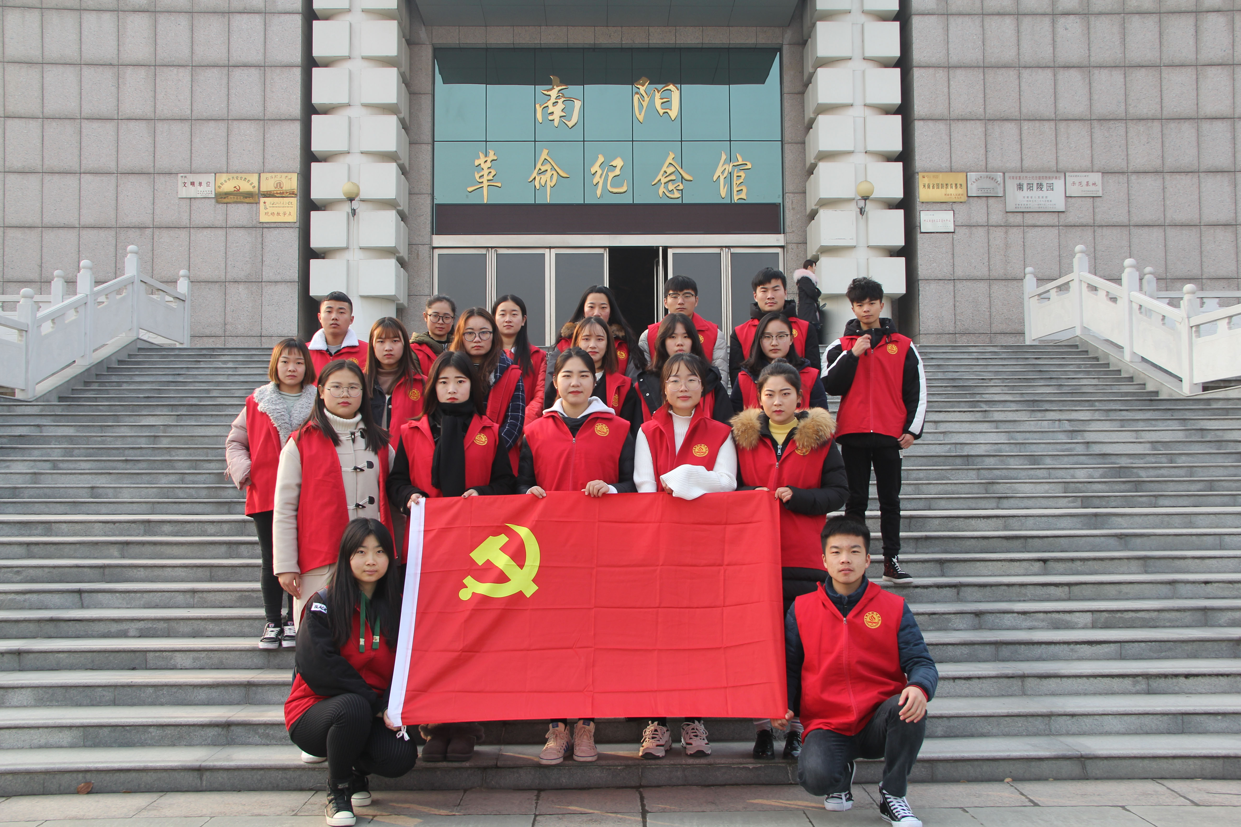 软件学院开展“国际志愿者日”陵园扫墓活动.JPG