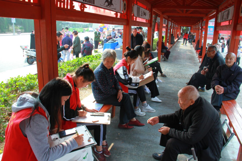 美术与艺术设计学院走进敬老院开展志愿活动.png