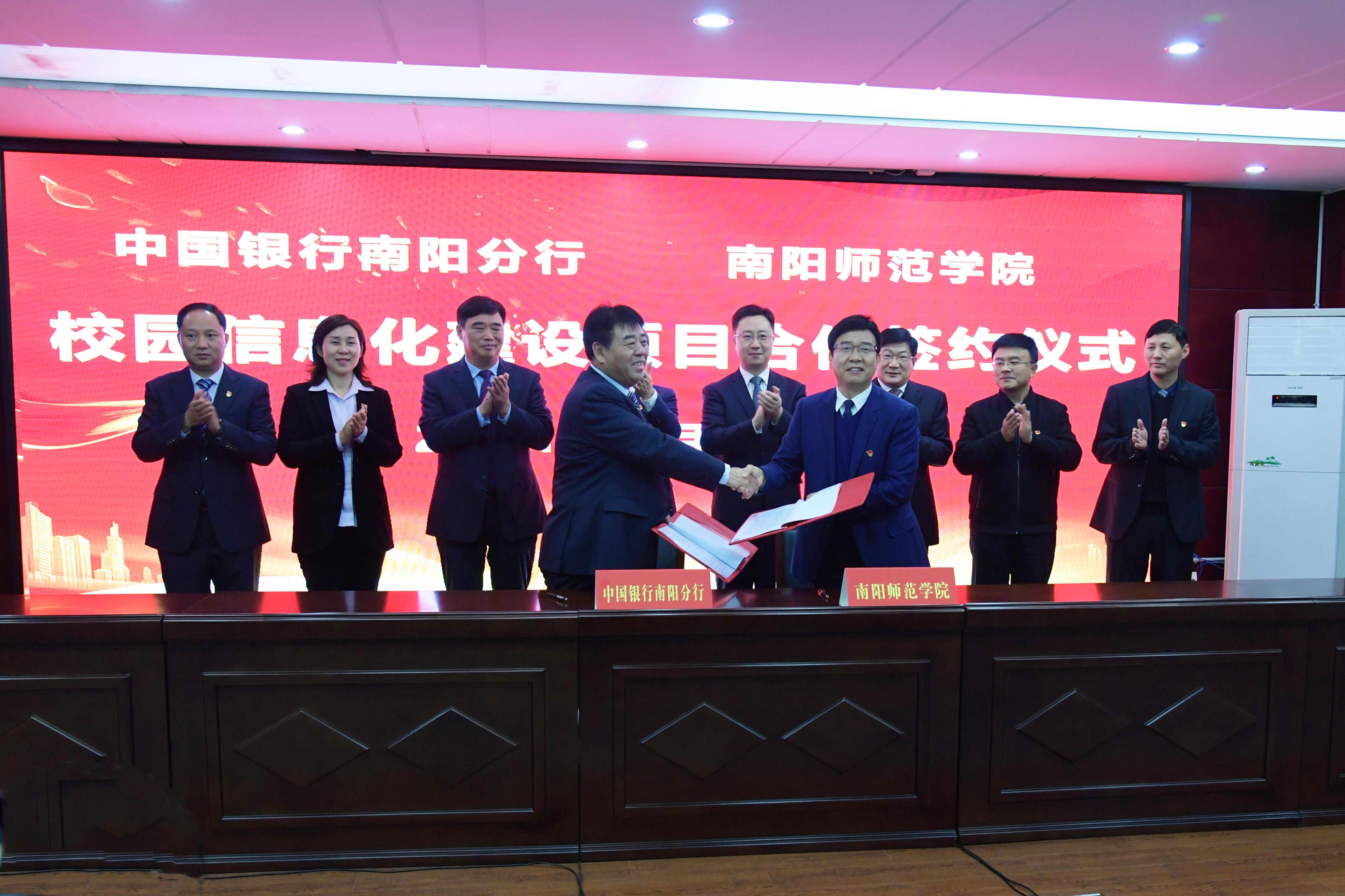 7校长张宝锋、中国银行南阳分行党委书记、行长王胜利分别代表Beat365官网和中国银行有限公司南阳分行签订合作协议.jpg
