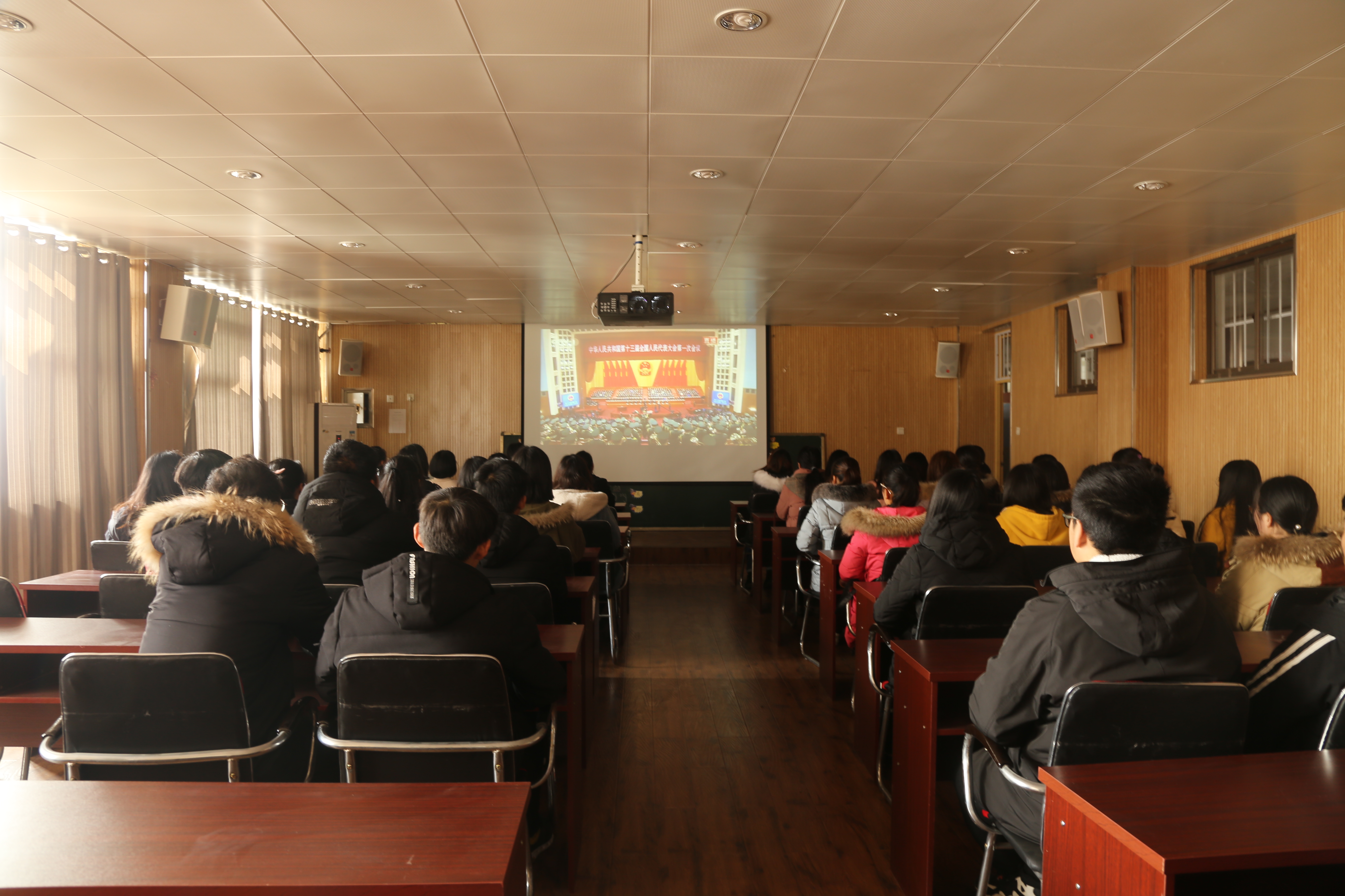 文史学院组织观看全国人大十三届一次会议开幕会.jpg