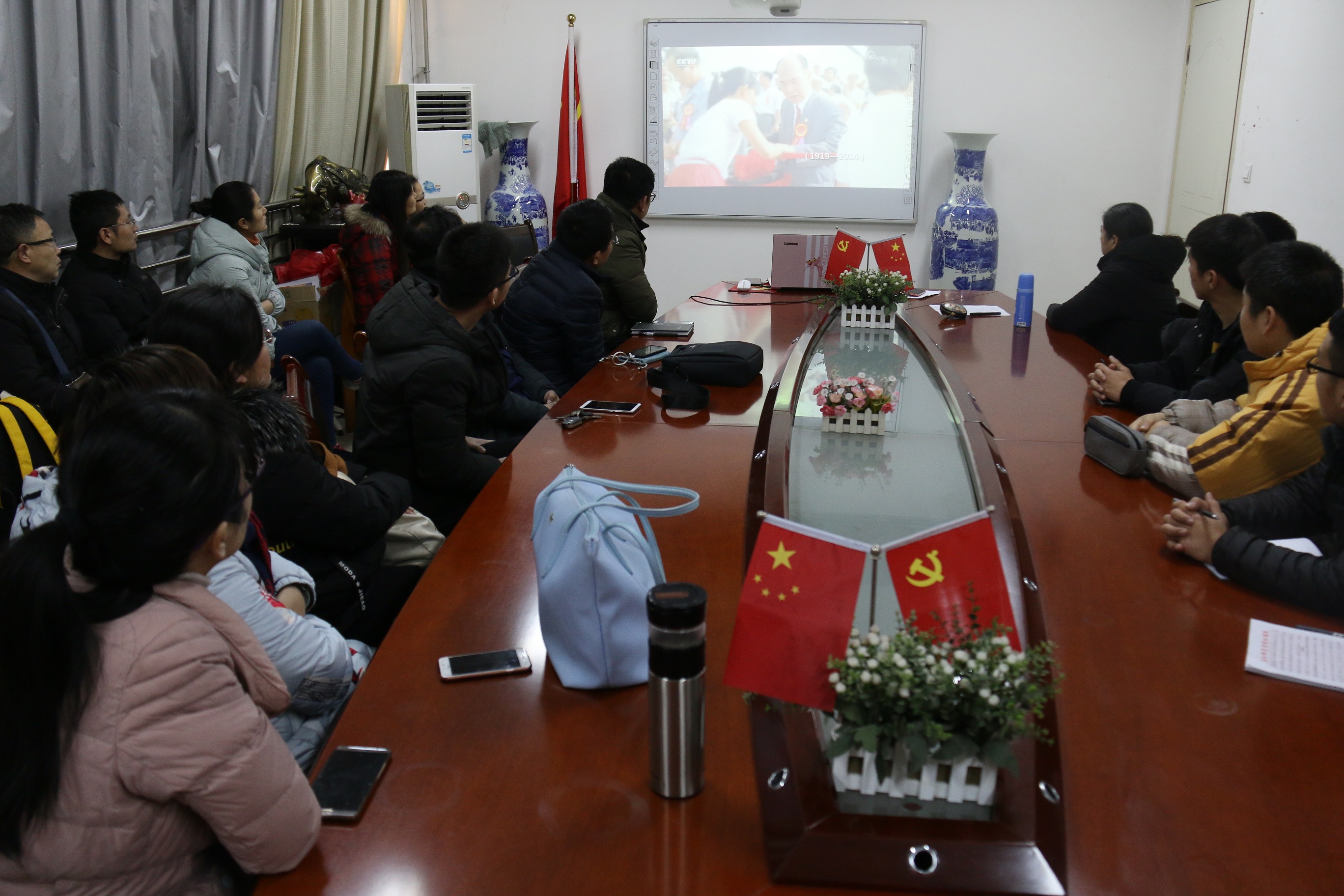机电工程学院师生观看纪念改革开放40周年大会直播.JPG