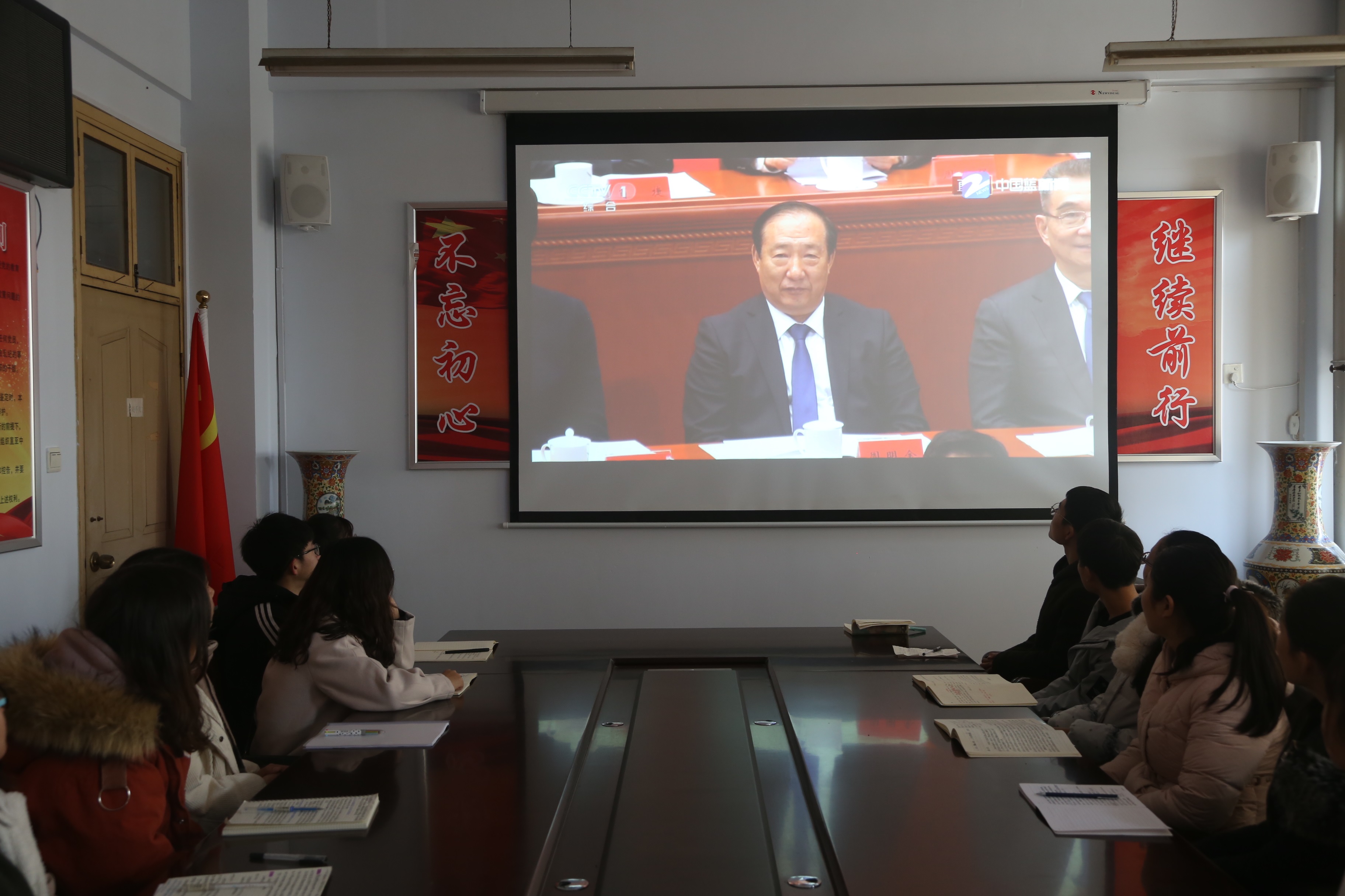 12文史学院学生集中观看纪念改革开放40周年大会直播.JPG