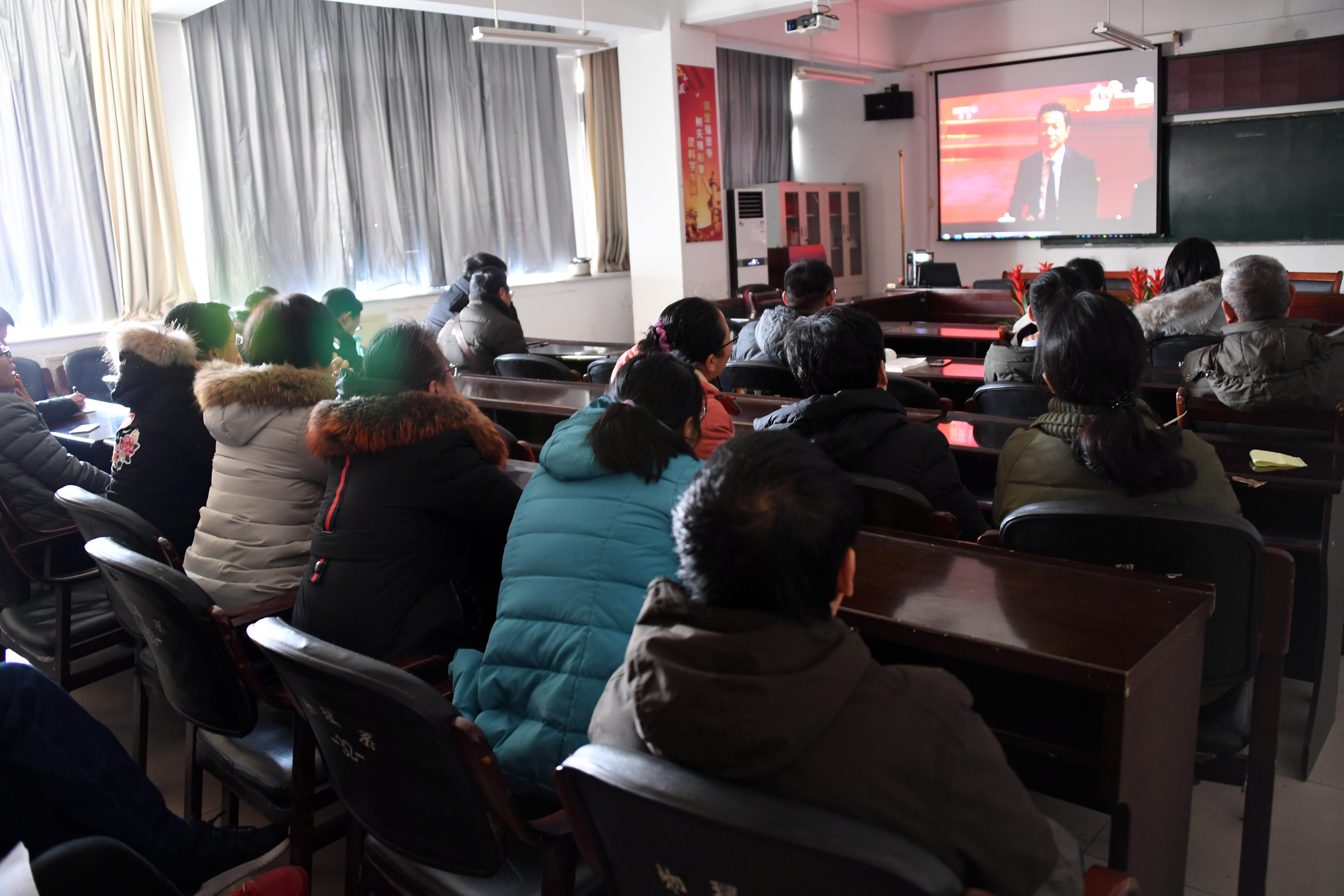 3物理与电子工程学院师生观看纪念改革开放40周年大会直播.JPG
