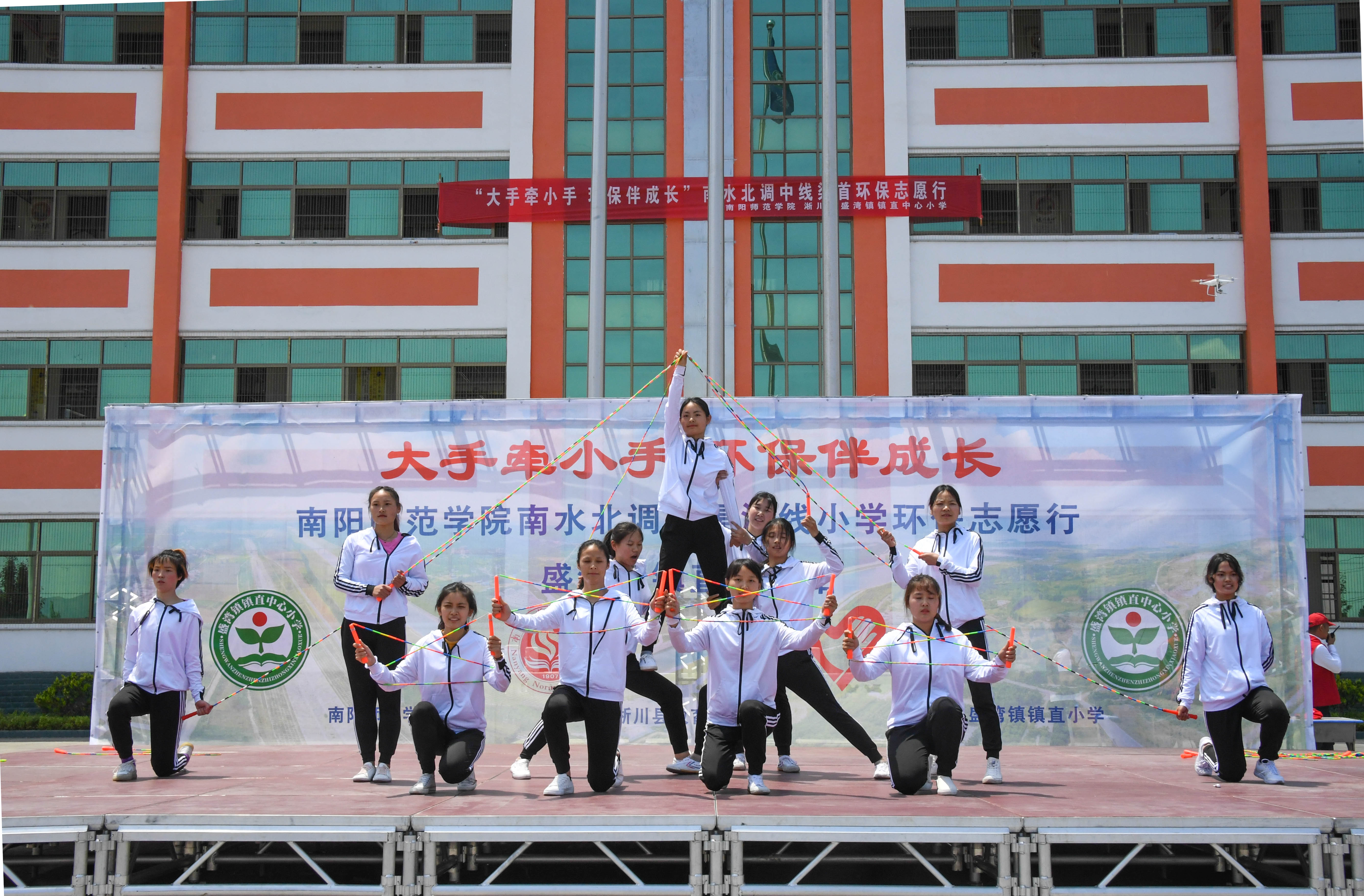 6Beat365官网烨芳志愿者服务队进行了现场跳绳表演.jpg