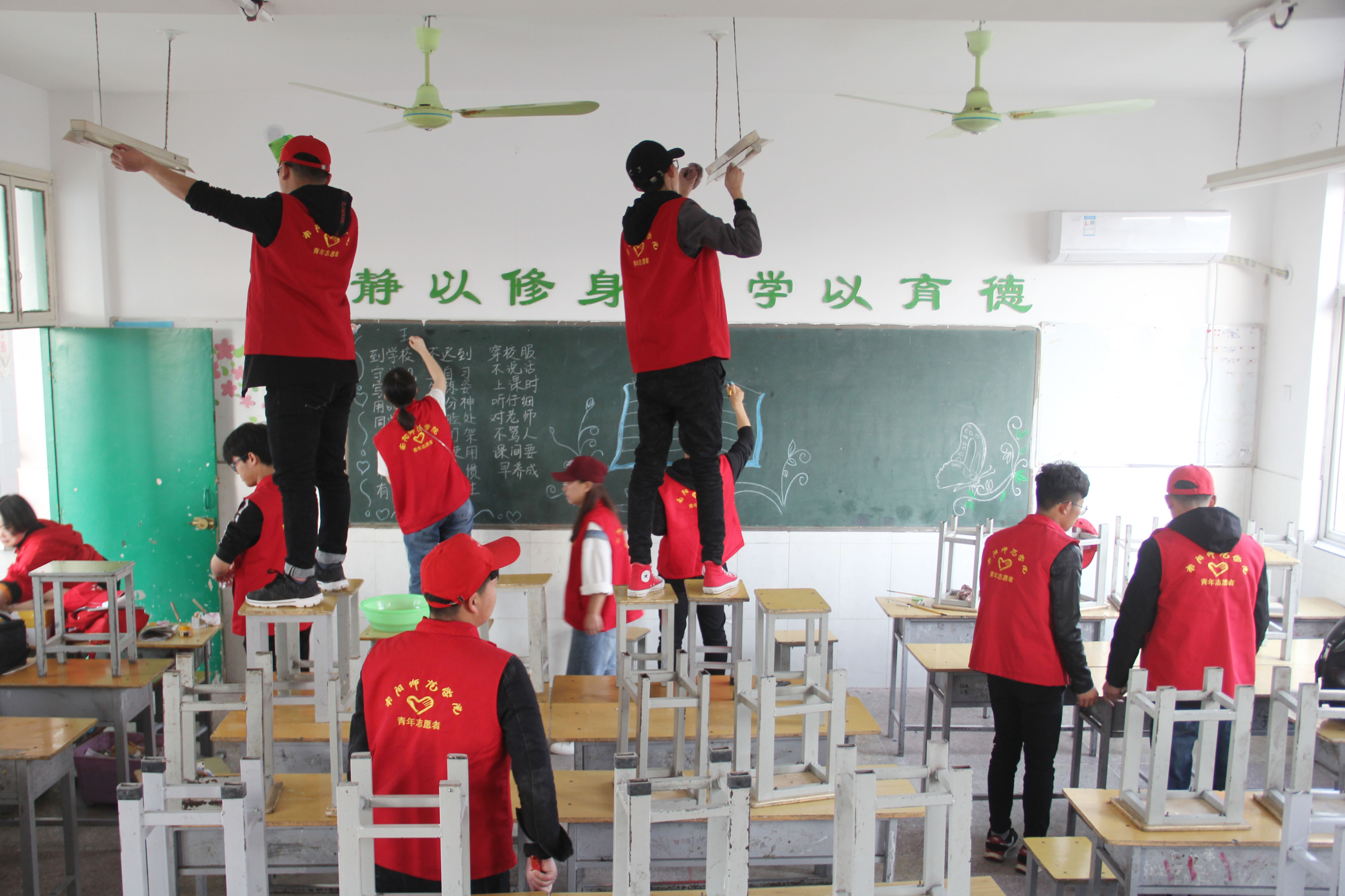 农业工程学院成功举办“汗水扫尘埃，画笔添新彩”志愿服务活动2.JPG