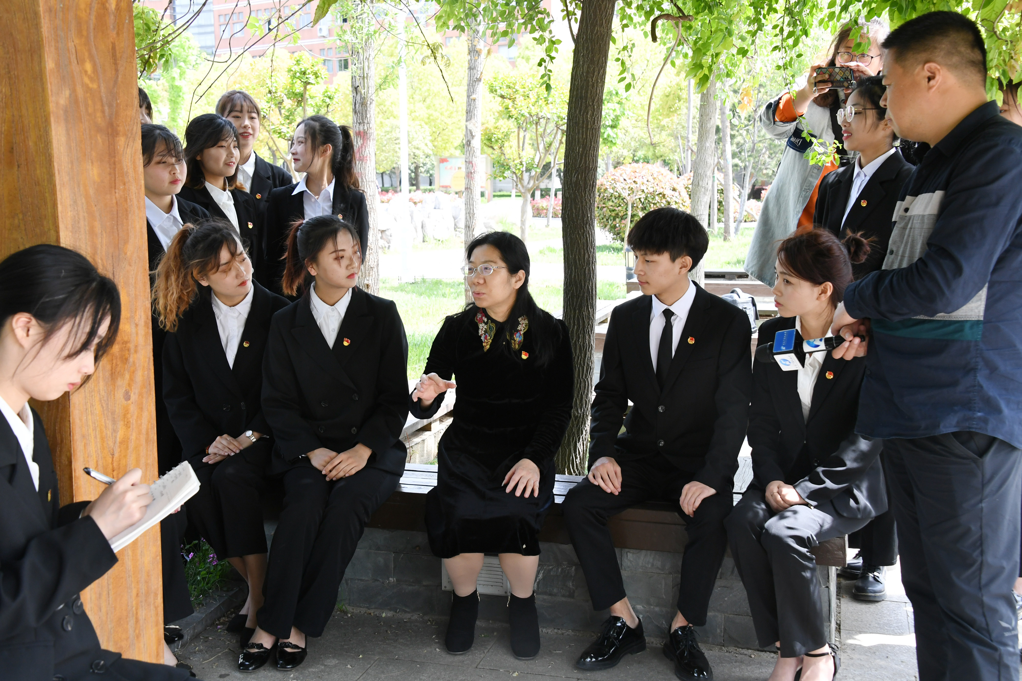 5刘吕红教授与Beat365党史学习教育大学生宣讲团成员交流.JPG