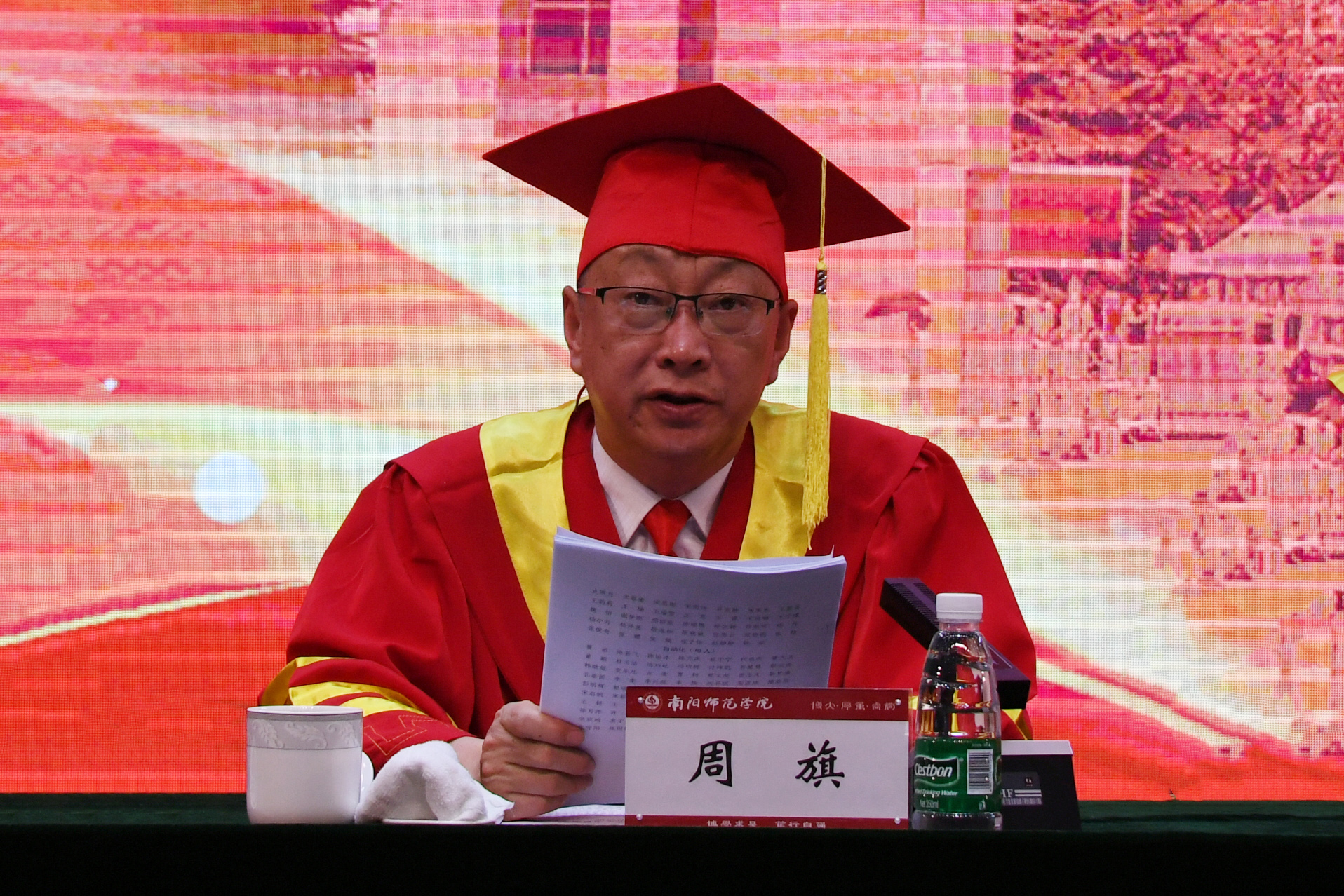 6.副校长周旗宣读《Beat365官网关于授予2021届陈笑等6606名普通本科毕业生学士学位的决定》.jpg