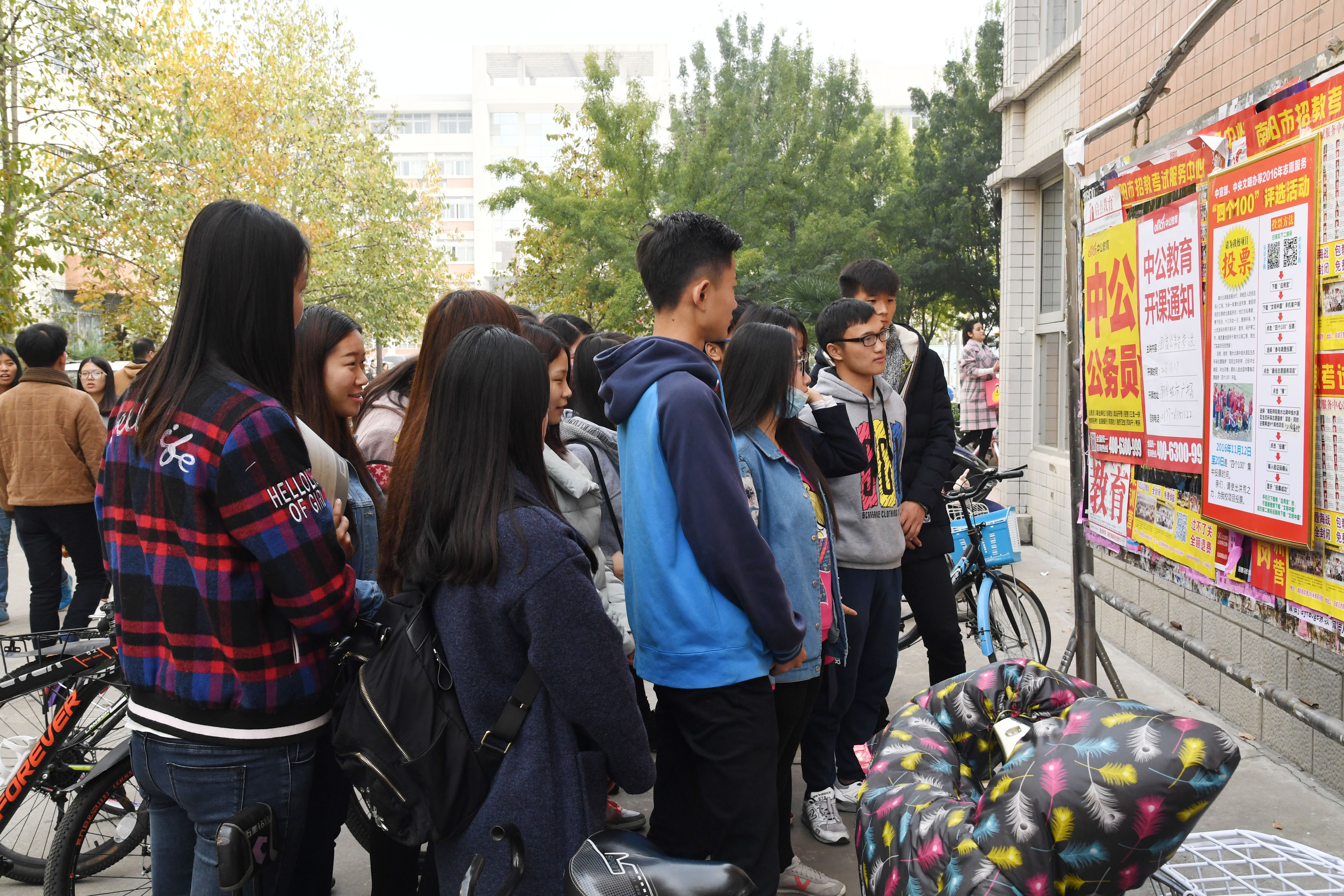 2同学们围观了解“四个100“评选活动相关情况.jpg