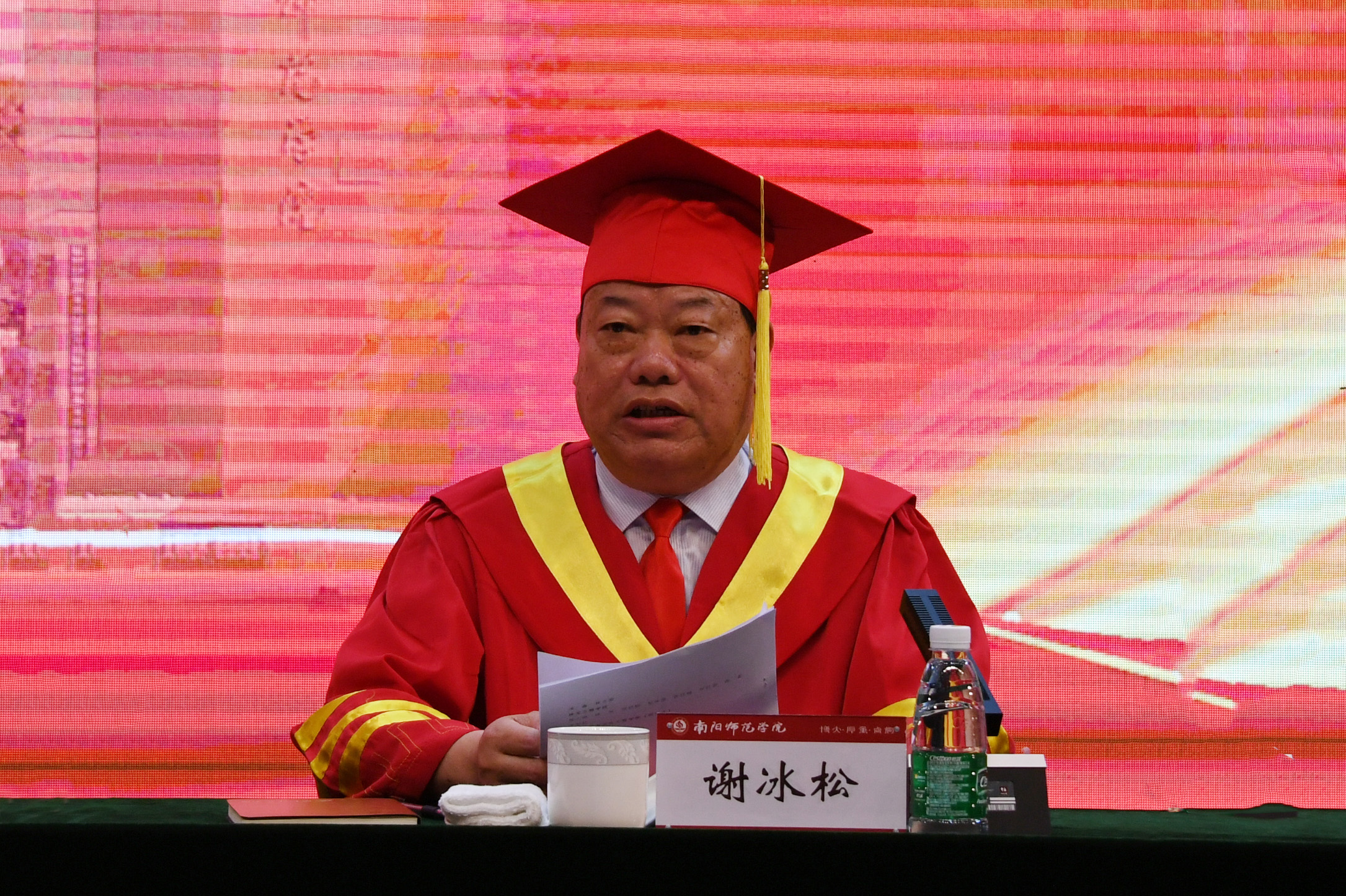 5.党委副书记谢冰松宣读《Beat365官网关于表彰2021年优秀应届毕业生的决定》.jpg