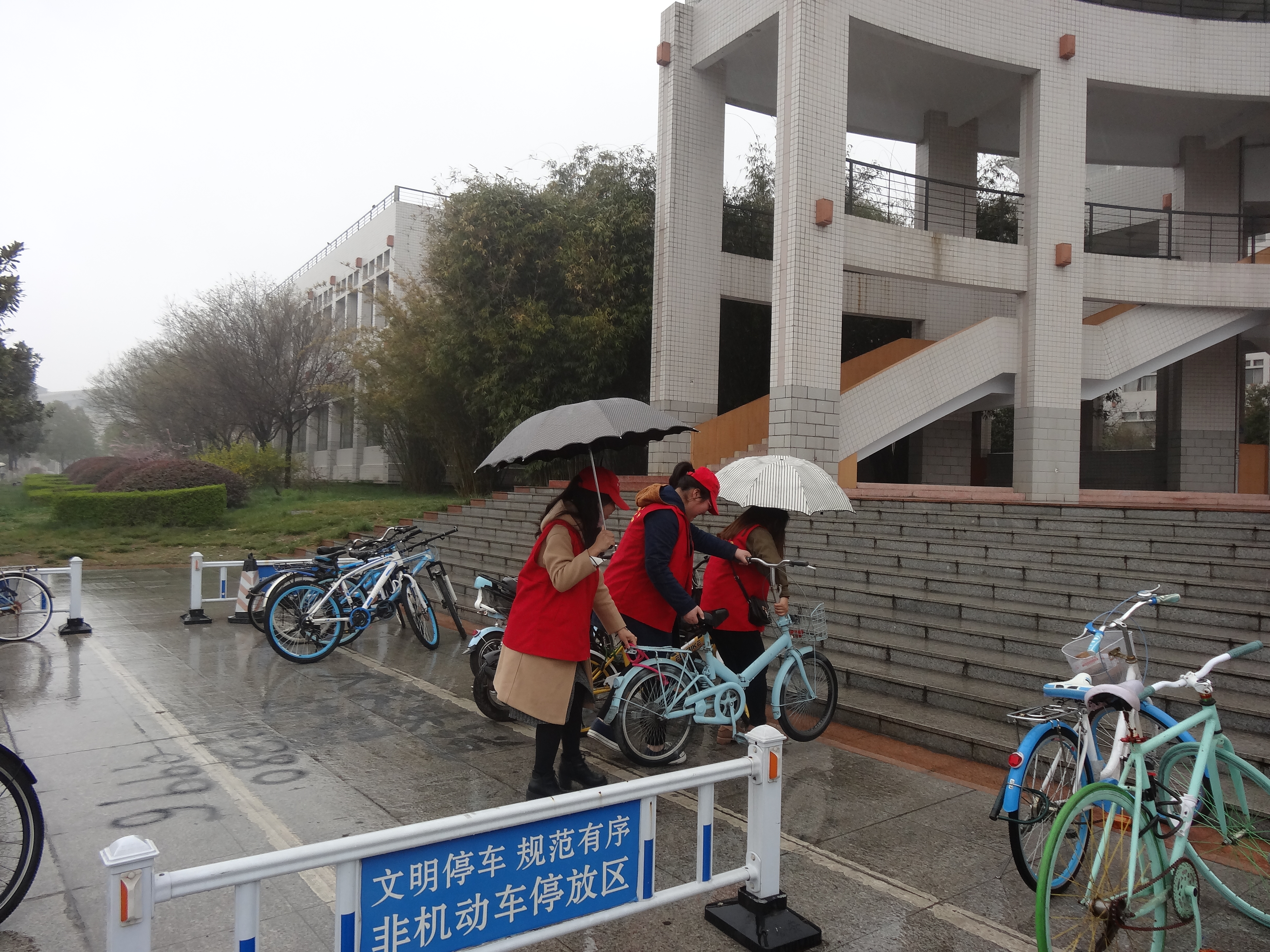 4环境科学与旅游学院携手绿色环保协会开展校园清洁活动.JPG
