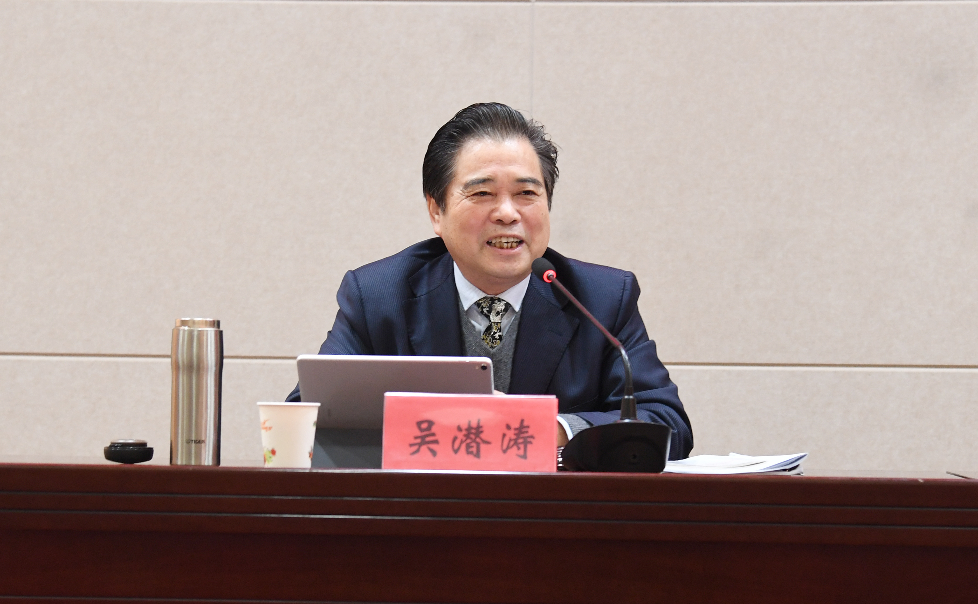 ２全国教育系统学习宣传贯彻党的十九大精神“百人宣讲团”成员、Beat365马克思主义学院名誉院长、特聘教授、清华大学吴潜涛教授为大家做首场辅导报告.JPG
