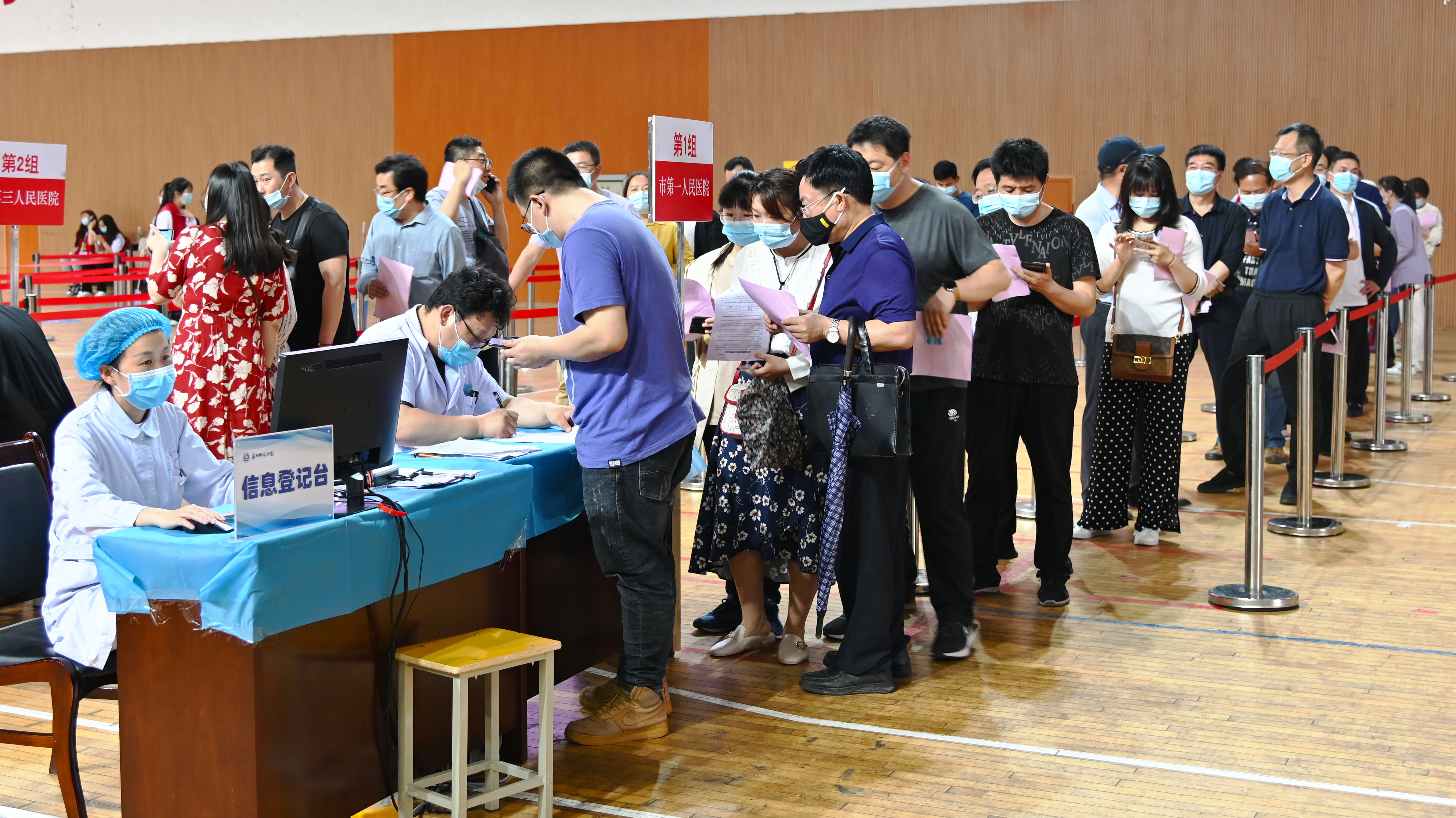 7.师生有序排队填写知情同意书和留观提示卡.jpg