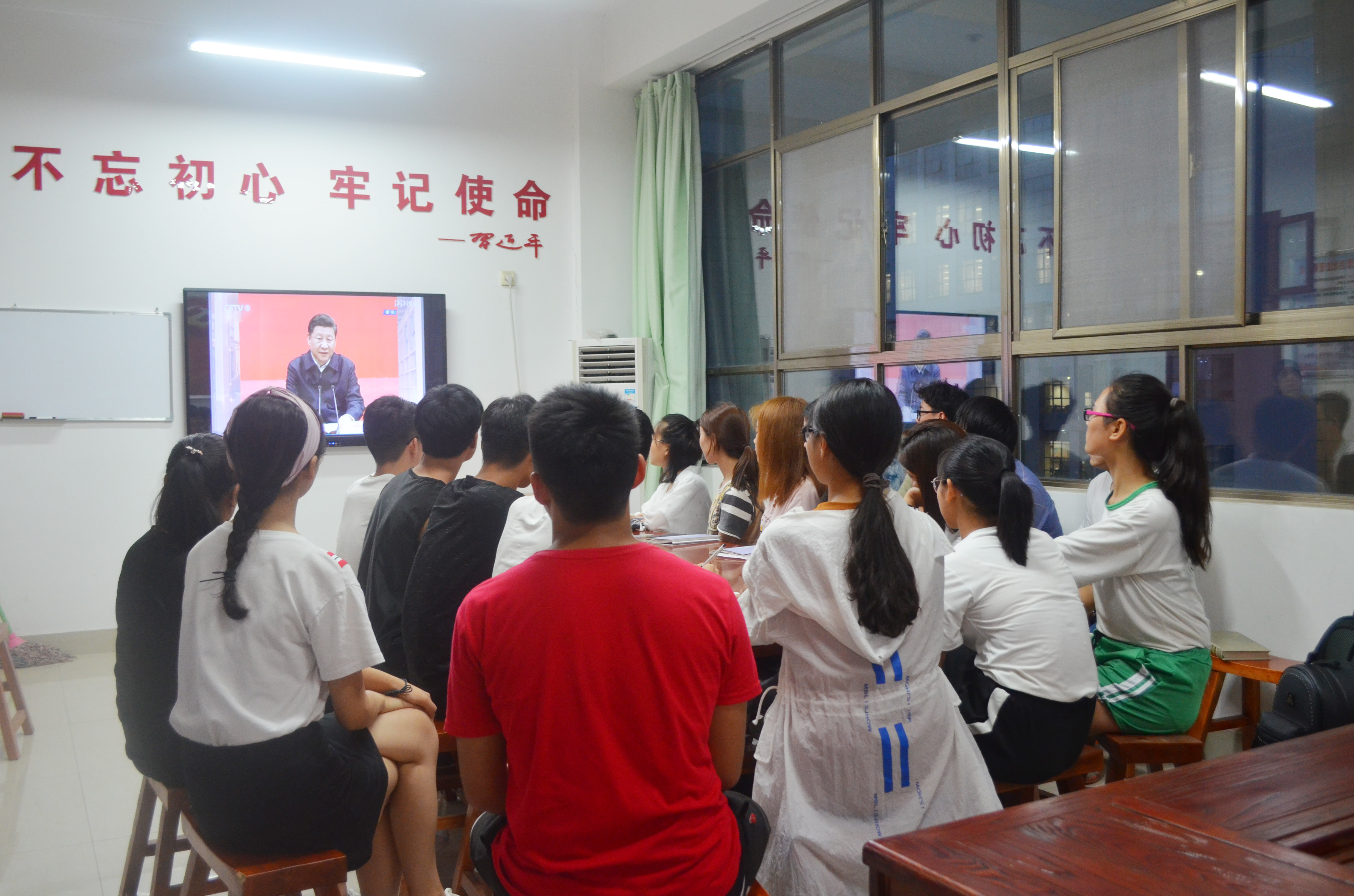 3计算机与信息技术学院师生集中收看直播授课.JPG