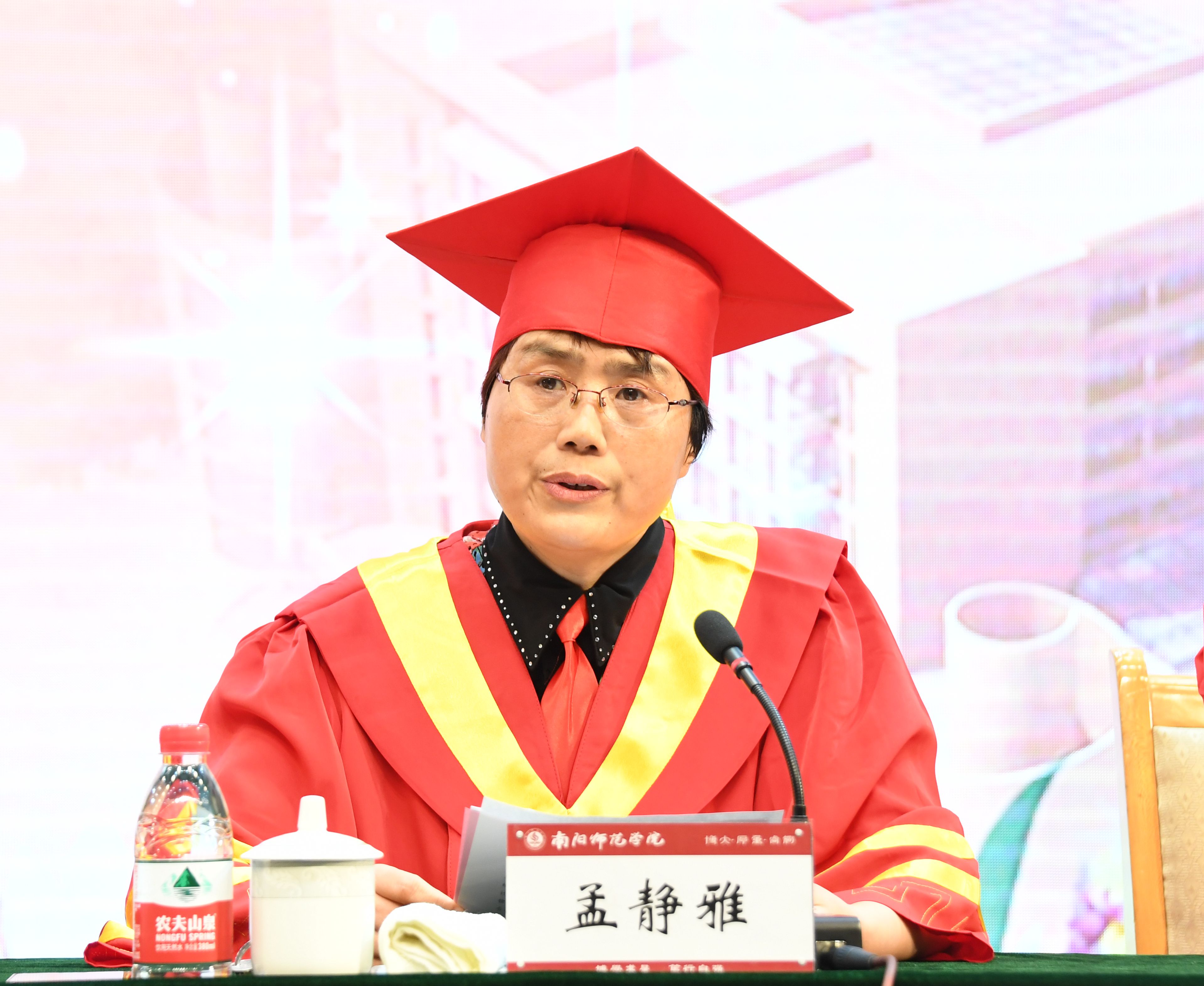 5副校长孟静雅教授宣读《Beat365官网关于表彰2019年优秀应届毕业生的决定》.jpg