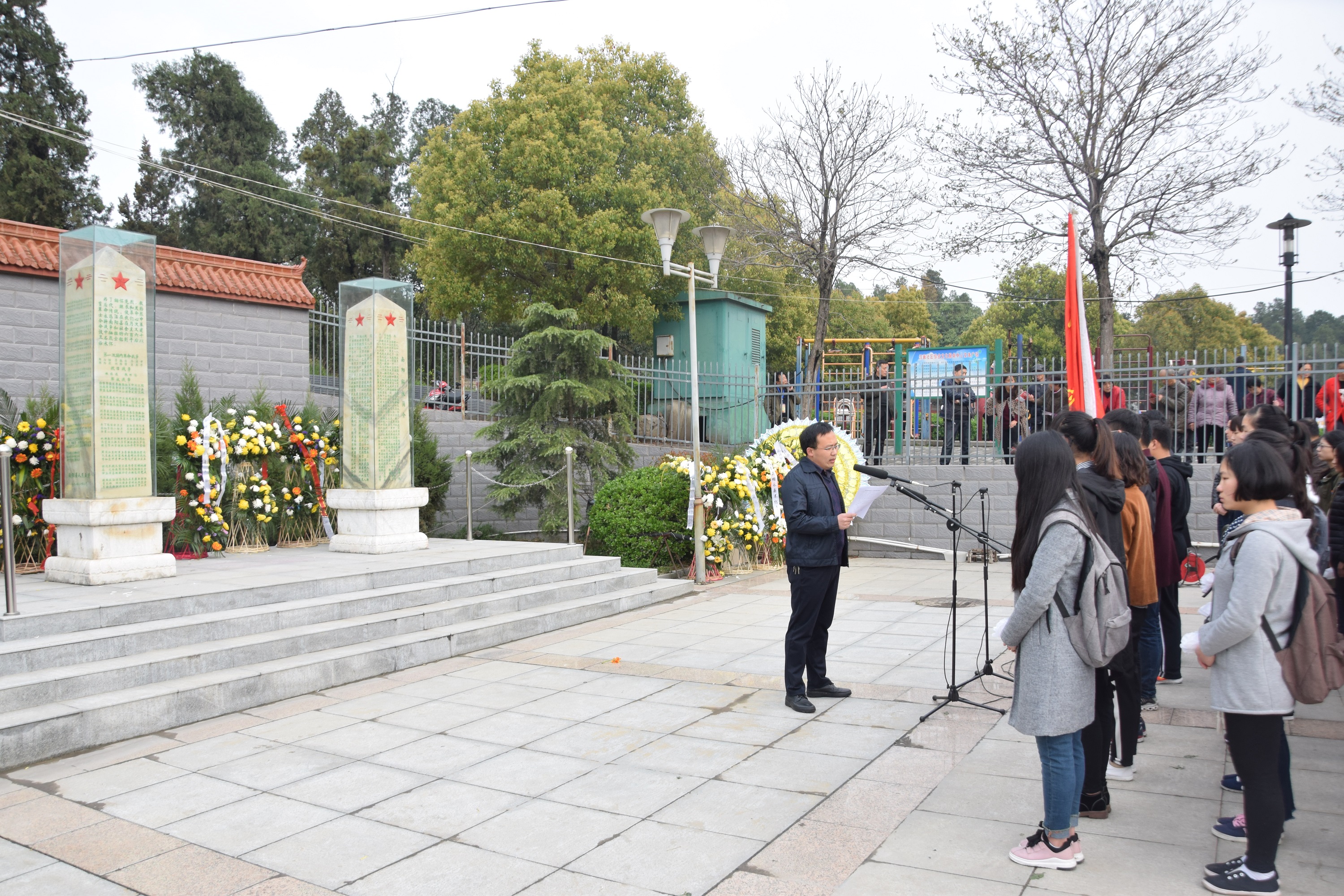 9生命科学与技术学院赴革命纪念馆扫墓.JPG