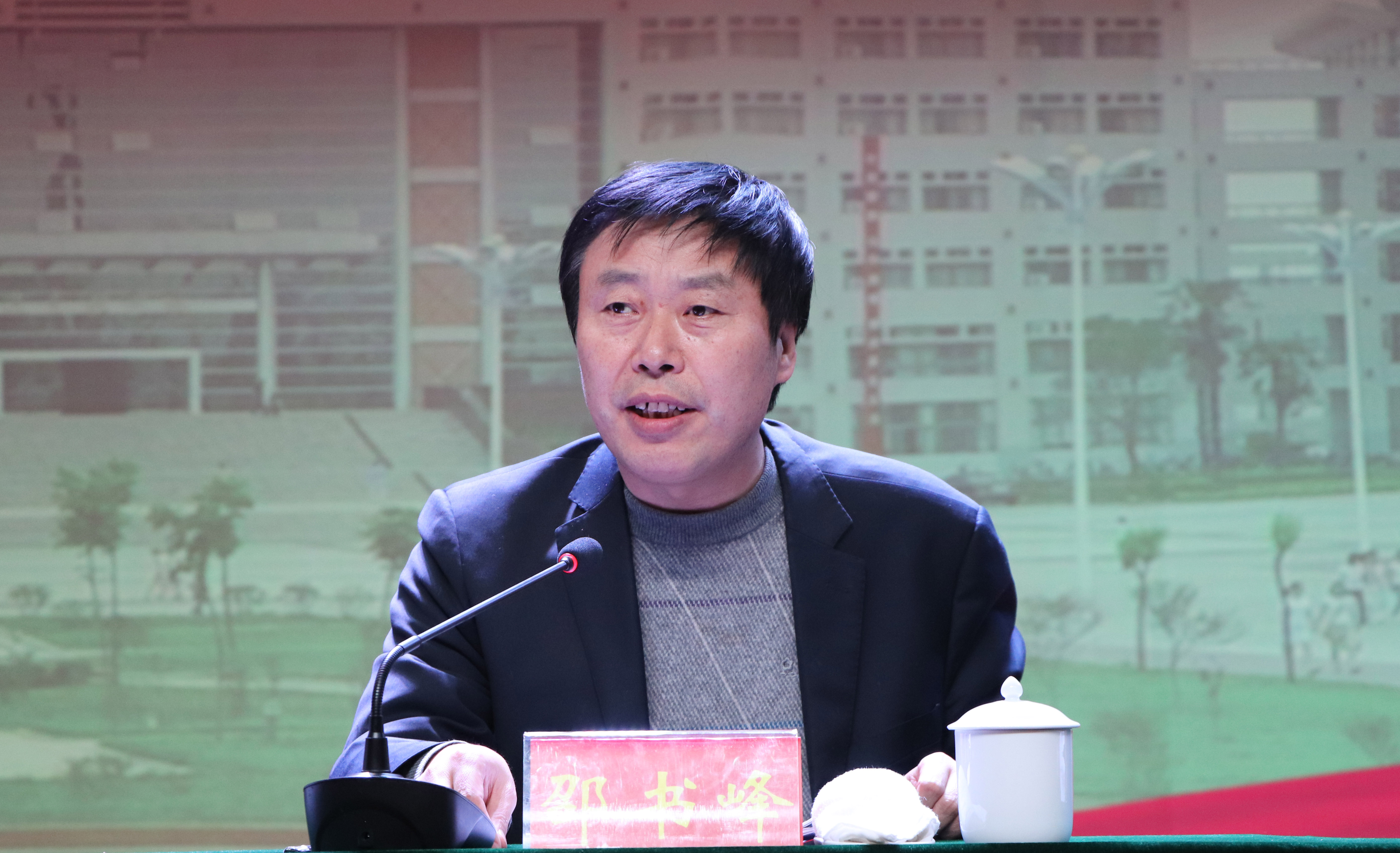 3党委副书记邵书峰宣读《Beat365官网关于表彰学生工作先进集体和先进个人的决定》《Beat365官网关于授予2017级优秀新生奖学金的决定》的文件.JPG
