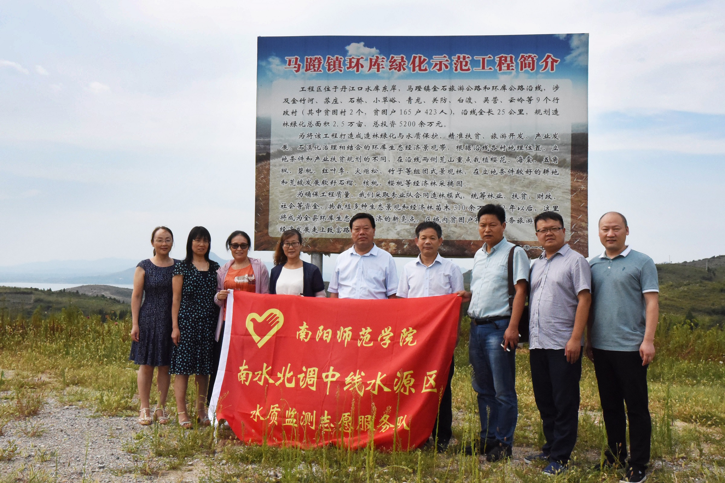 5考察白渡石漠化绿化治理示范工程.jpg