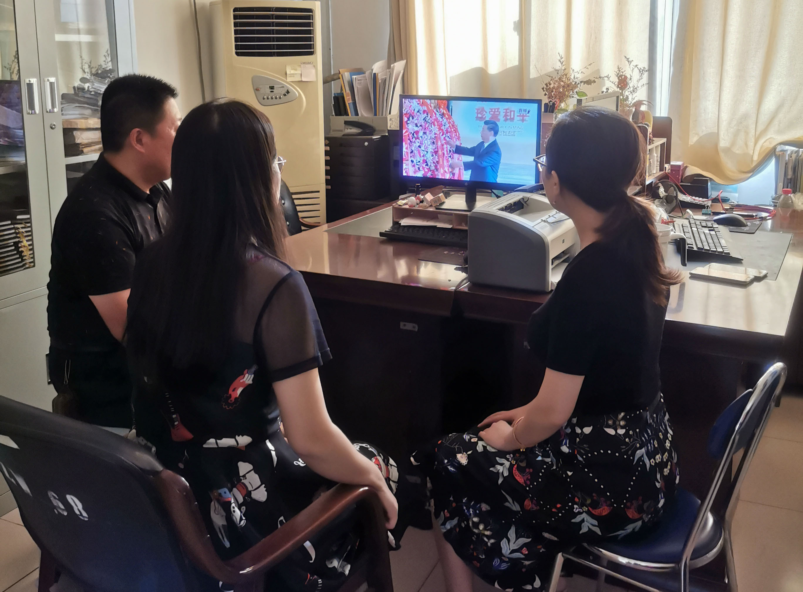 1Beat365官网师生收看大会盛况并热议习近平总书记讲话精神.jpg