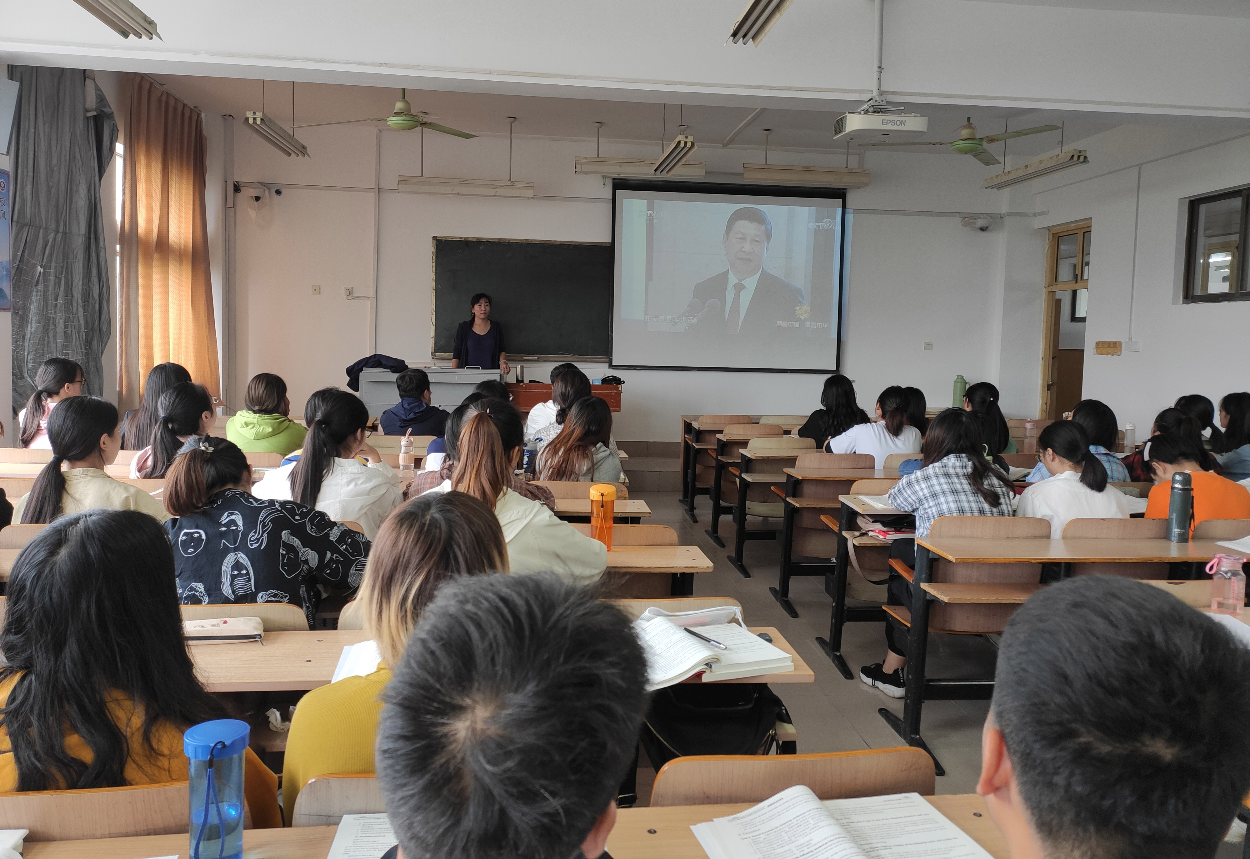 环境科学与旅游学院组织收看全国道德模范颁奖仪式..jpg