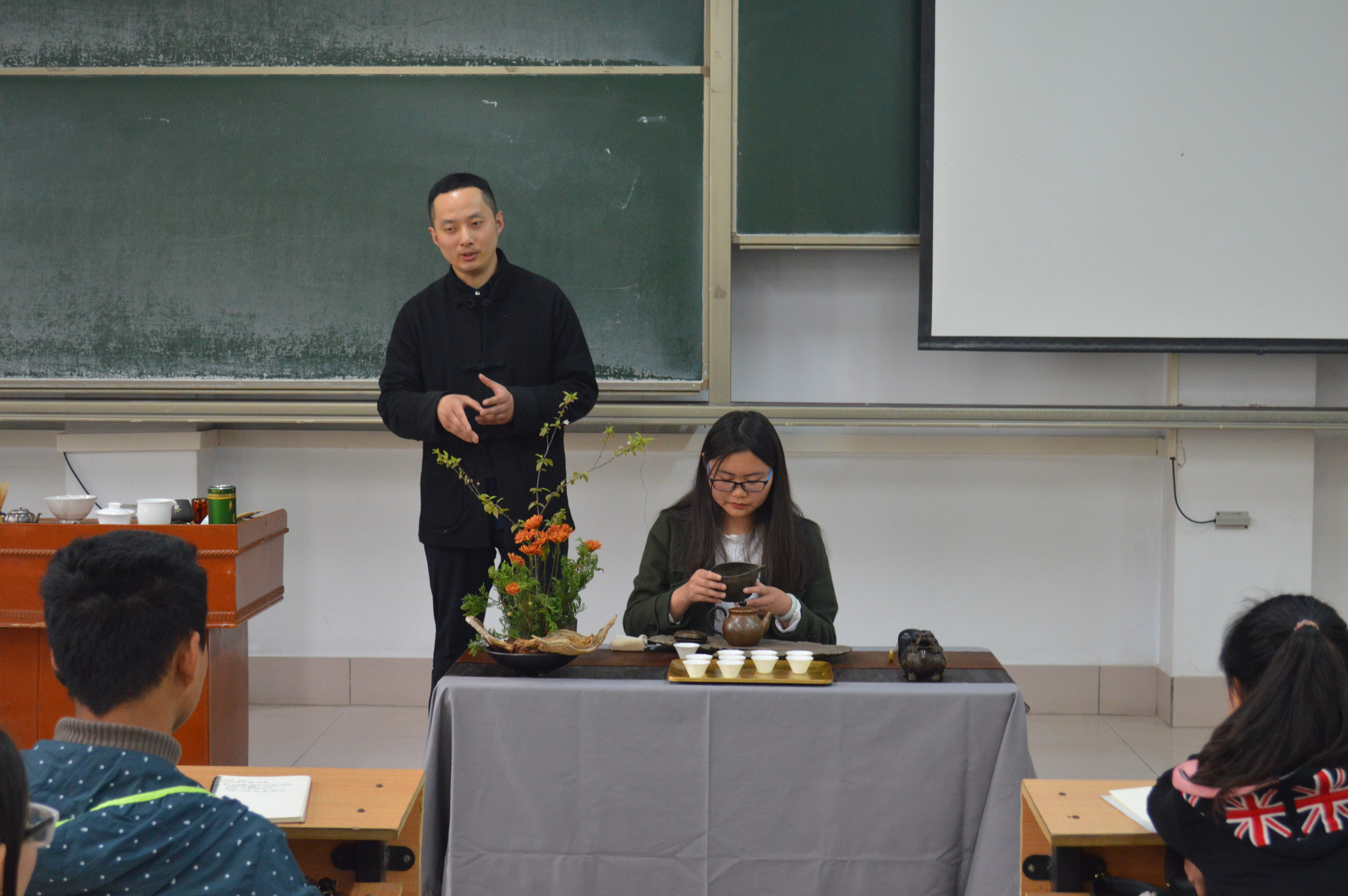 2.南阳著名茶艺师李文旌来Beat365讲学.JPG