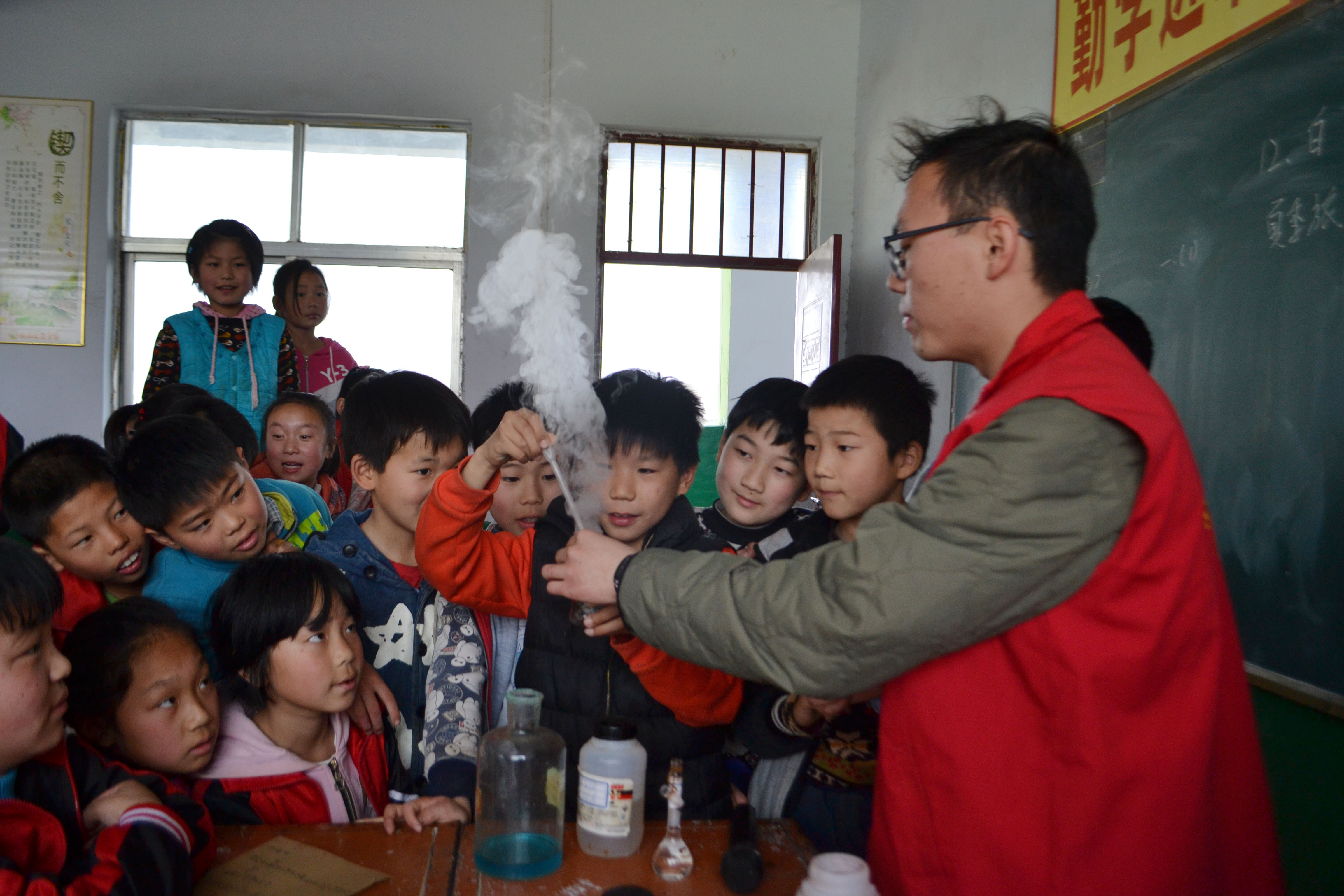 化学与制药工程学院志愿者团队赴南阳市新苗小学开展爱心支教、心理健康教育志愿服务活动.JPG