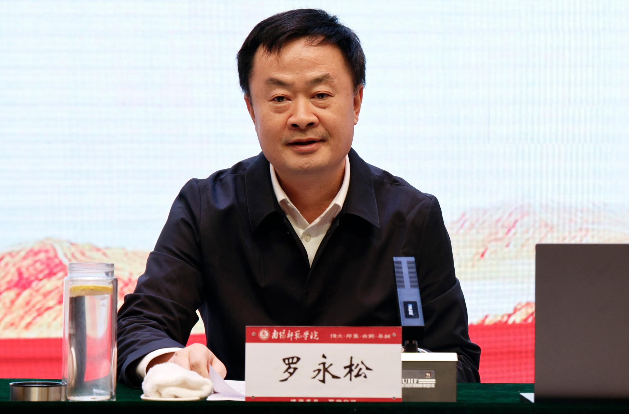 3校长罗永松作全国、全省教育大会精神集中宣讲.jpg