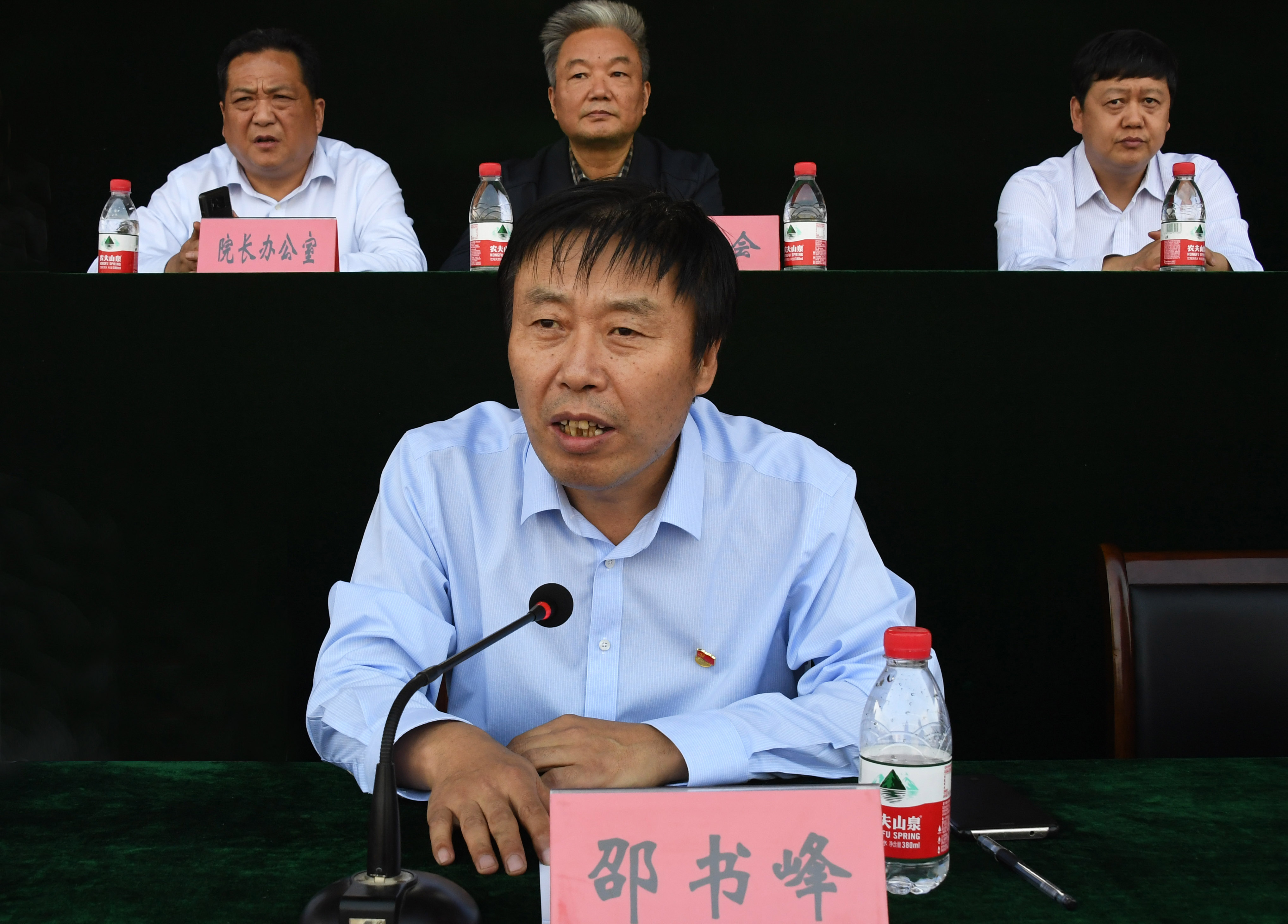13校党委副书记邵书峰宣读《Beat365官网关于表彰“十佳教官”的决定》.jpg