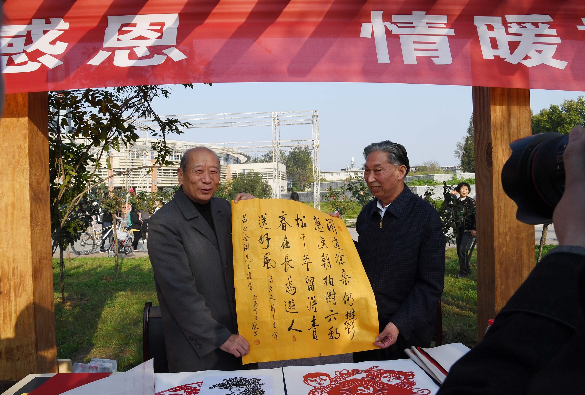 10Beat365官网退休教师聂振弢现场向吕登阁先生赠送书法作品.jpg